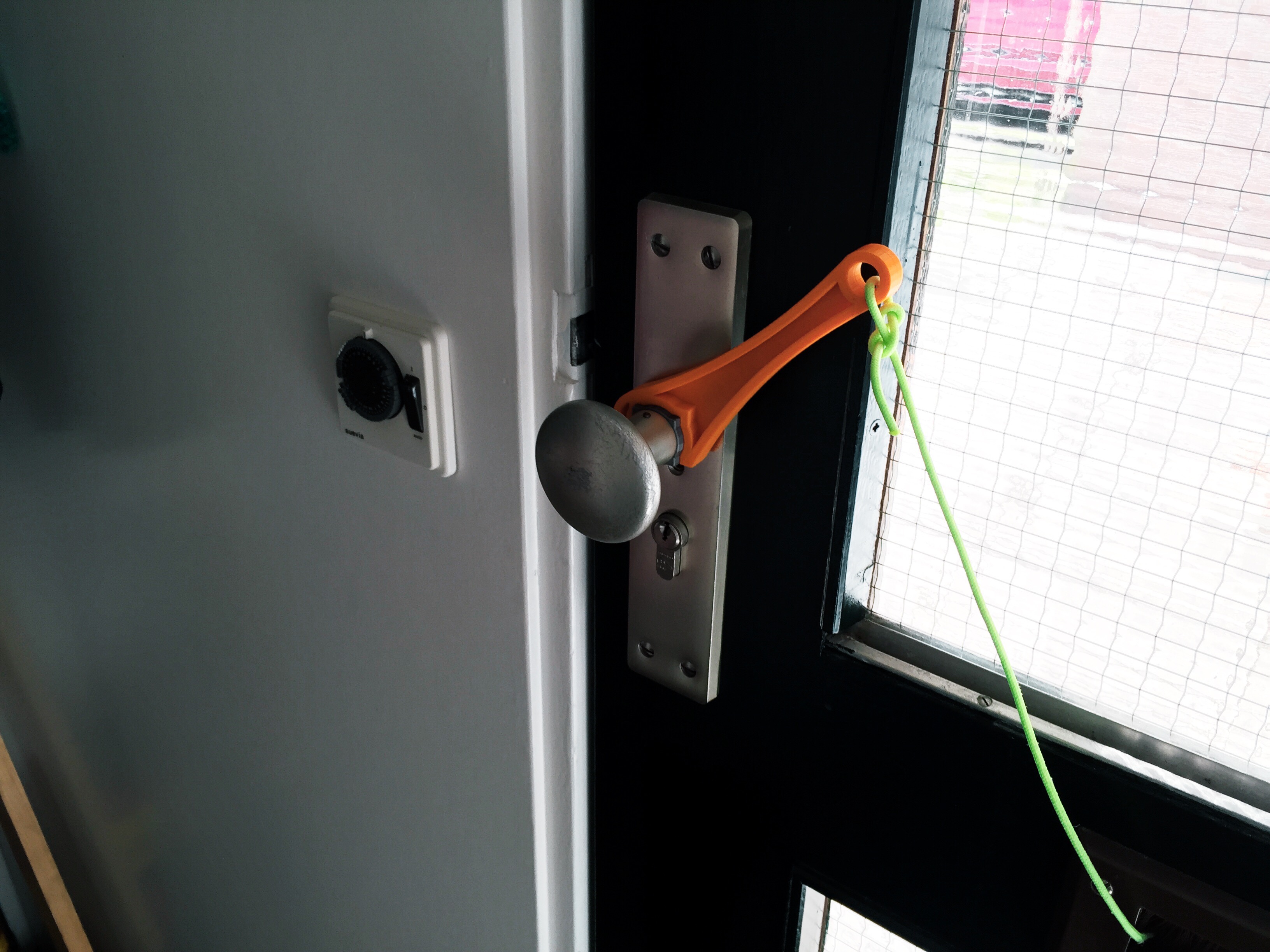 Removable 'touwtje door de brievenbus'