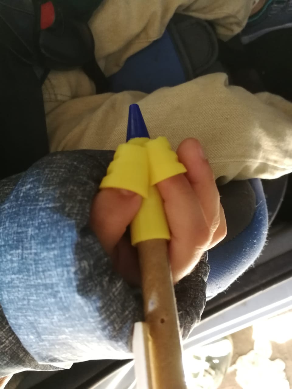 Writing Posture correction for children (pen holder helper)