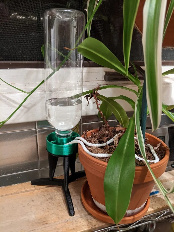 Wick-based automatic plant waterer