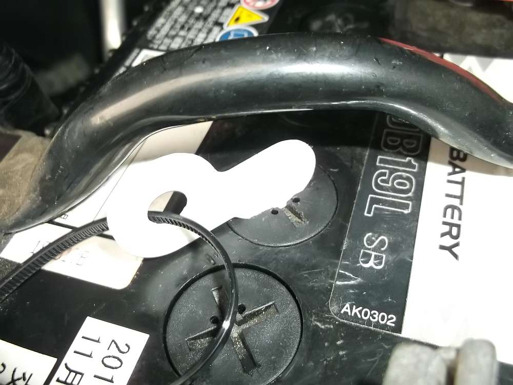 《Car supplies》Narrow space battery opener