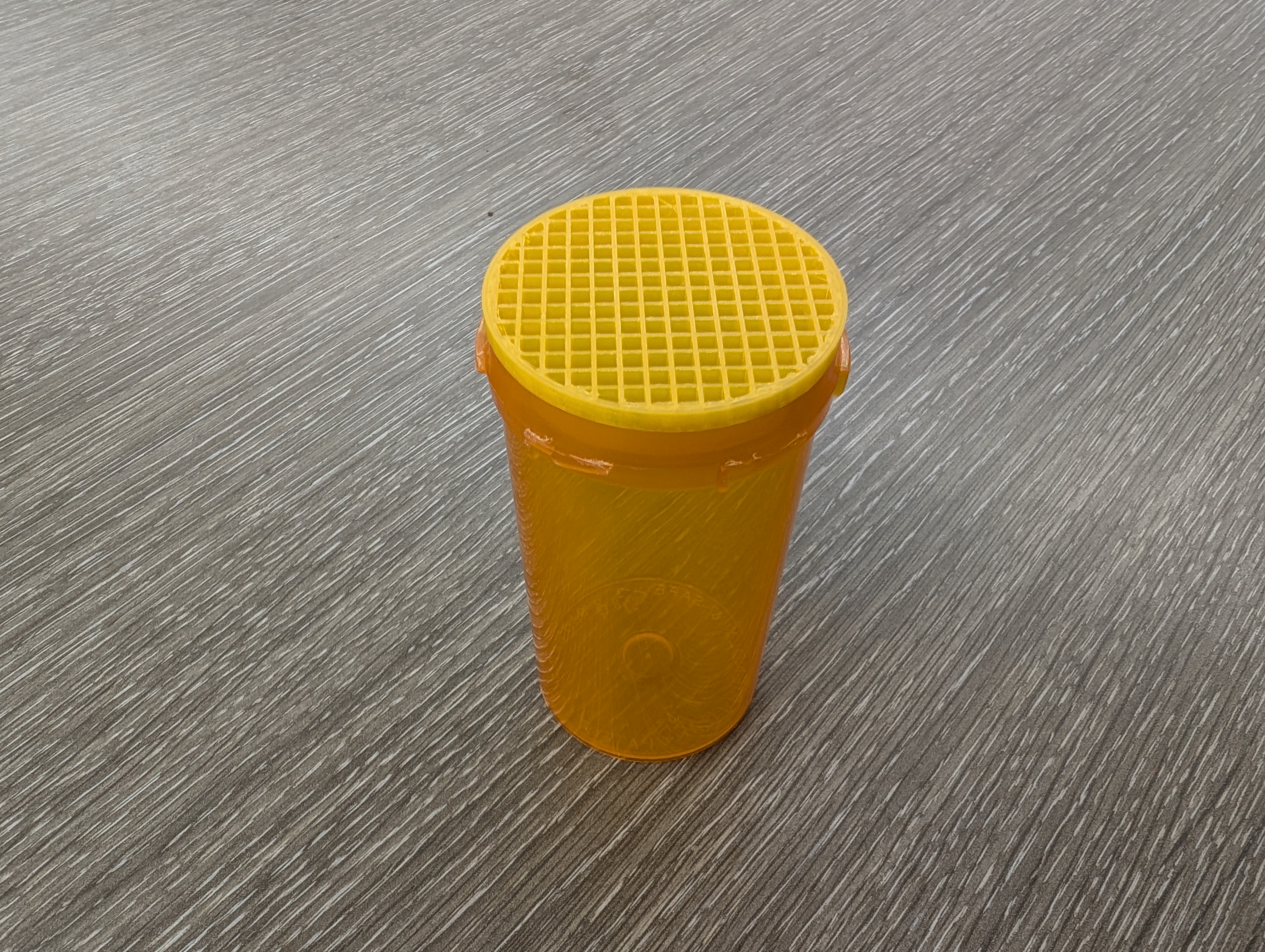 Large prescription pill bottle lid / desiccant holder
