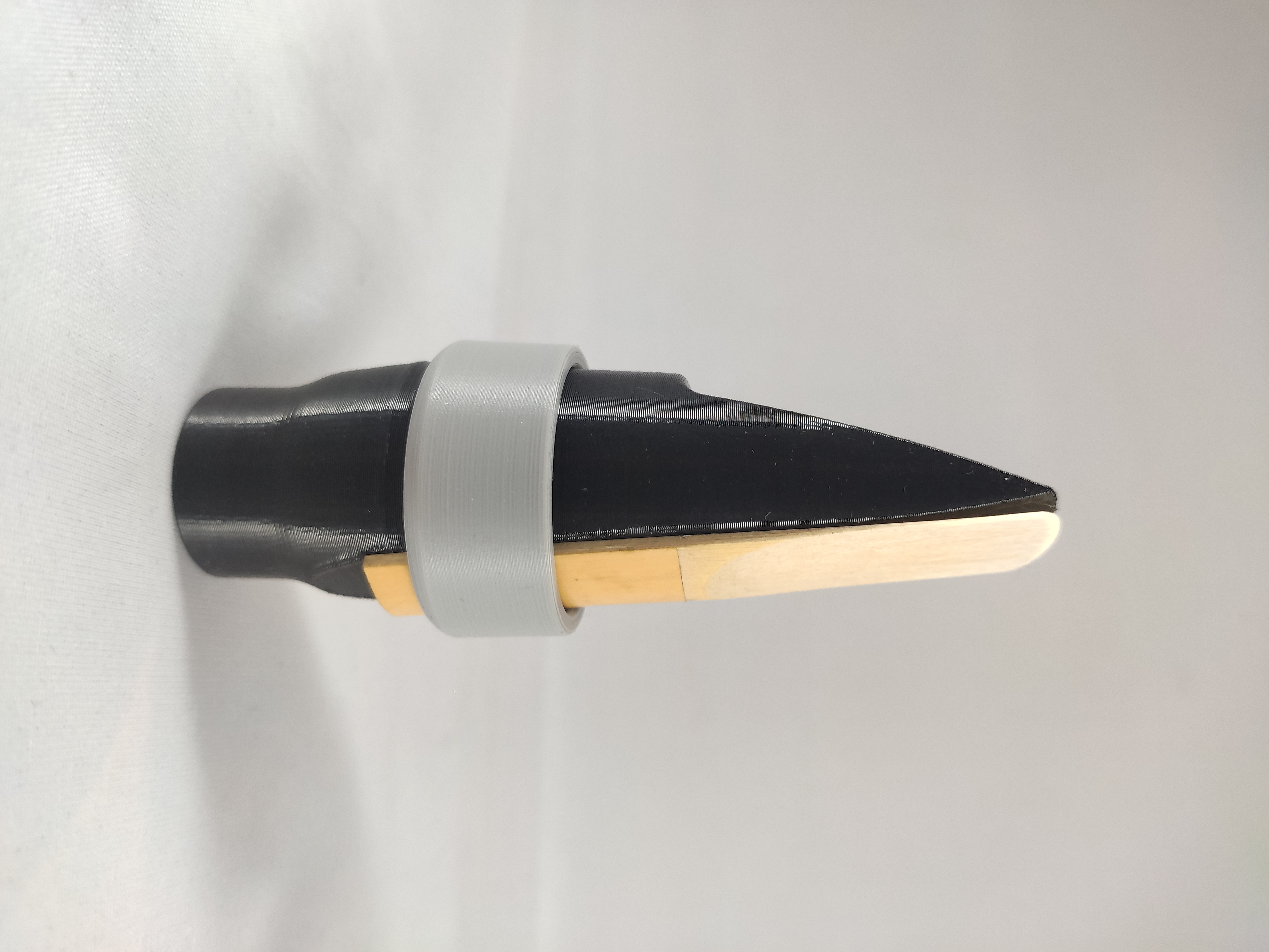 Alto saxophone mouthpiece and its ligature