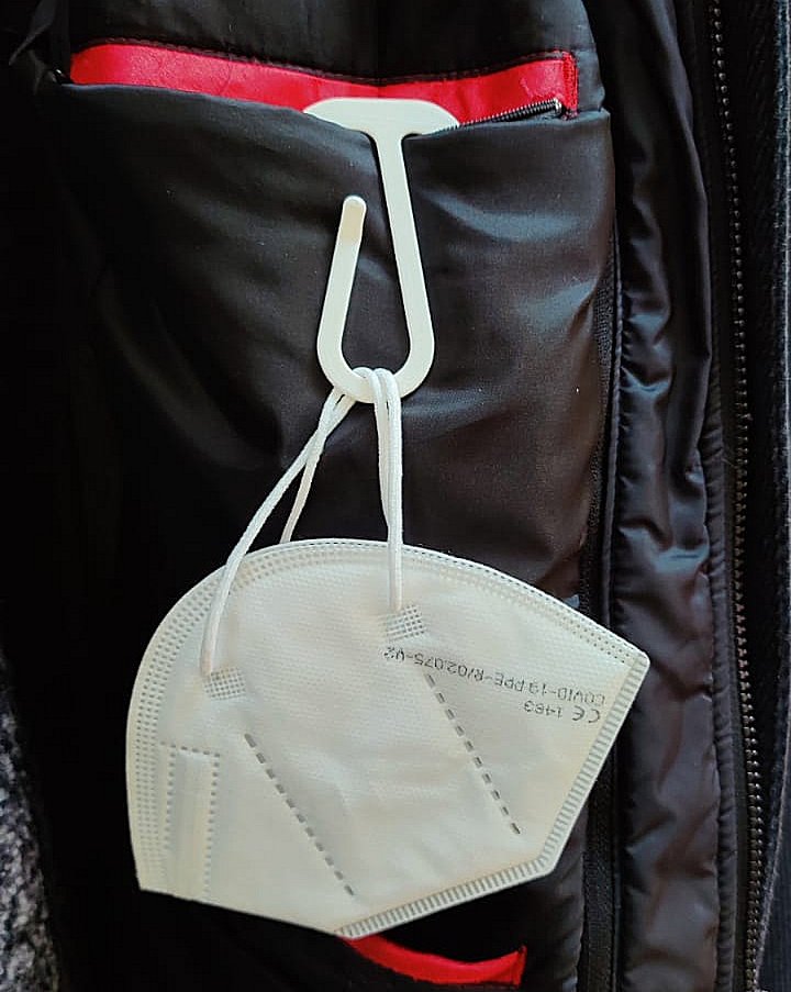Mask hook for inside pocket