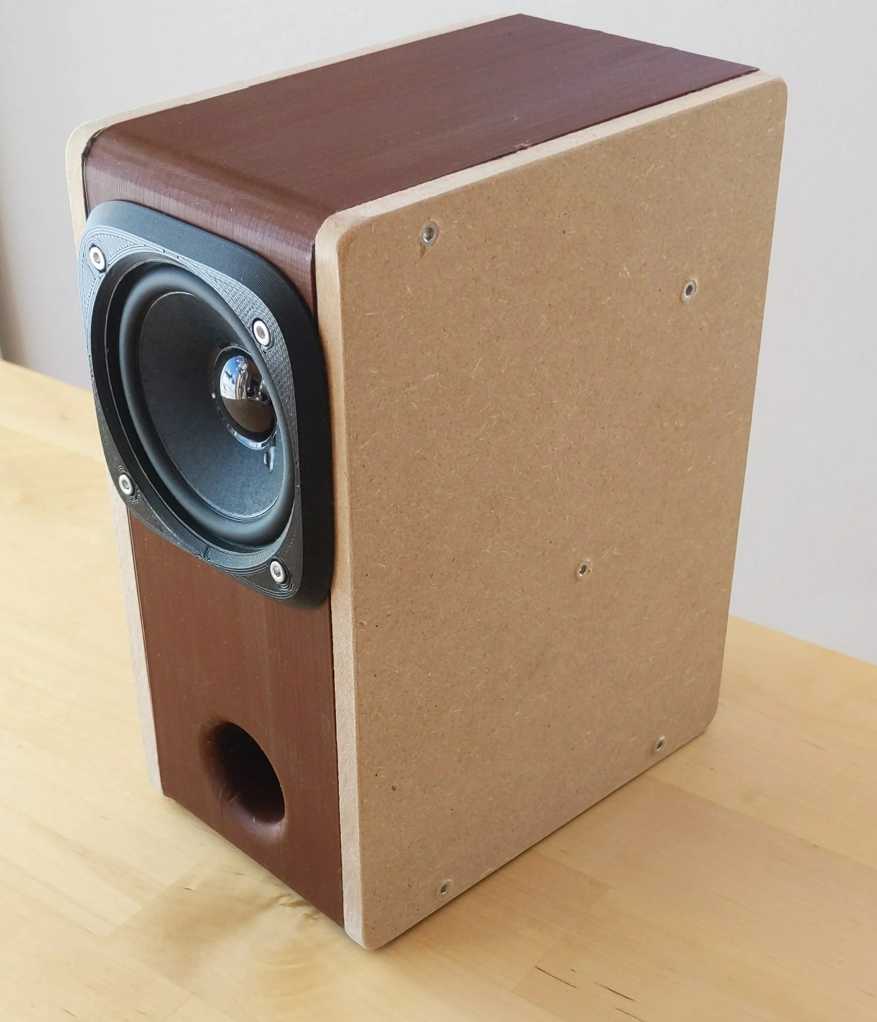 Bluetooth bass-reflex speaker