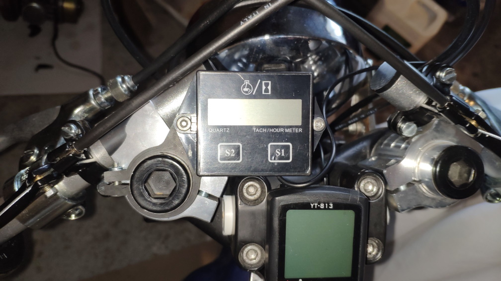 Tachometer support / support compte-tours