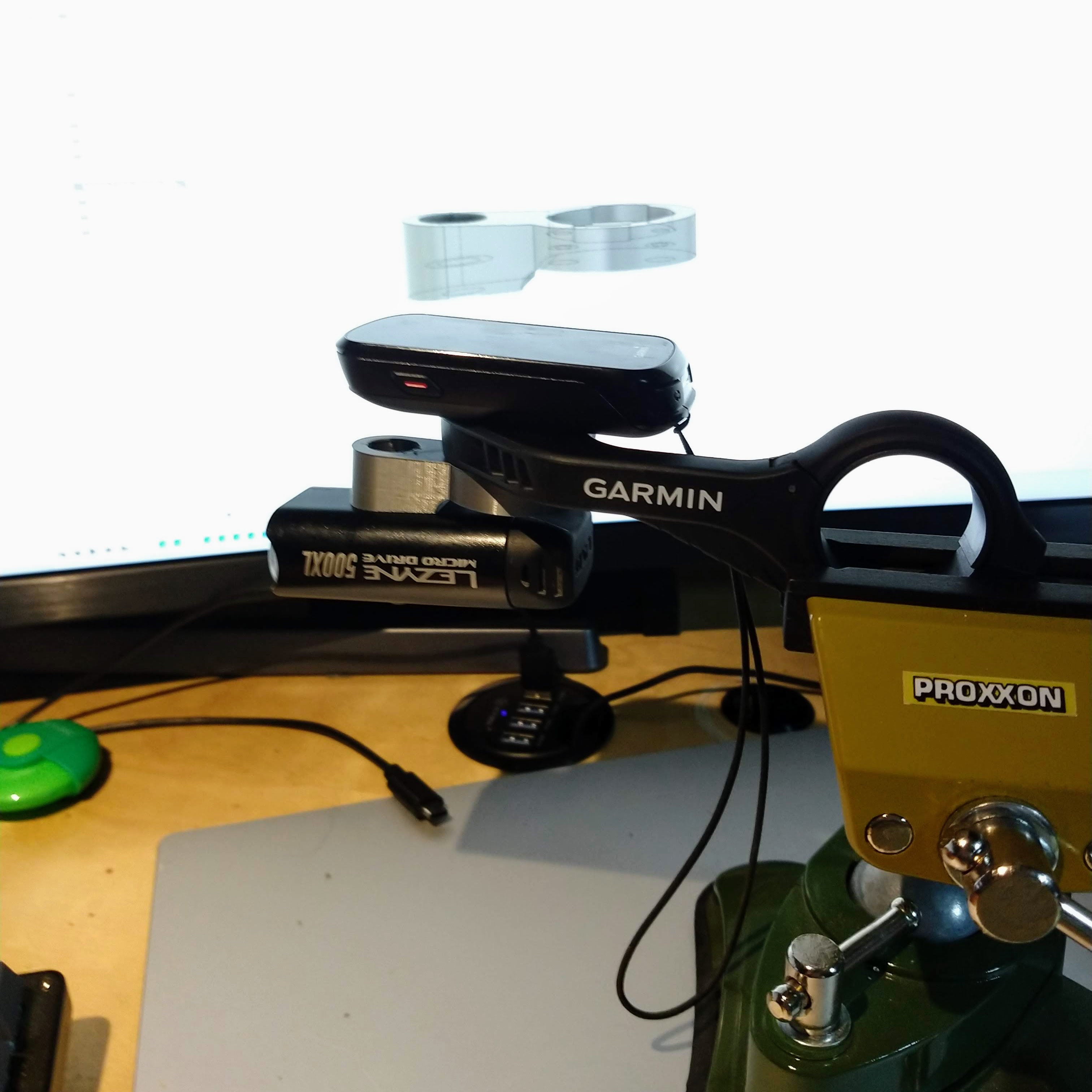 Garmin GPS - Lezyne Lamp - Adapter