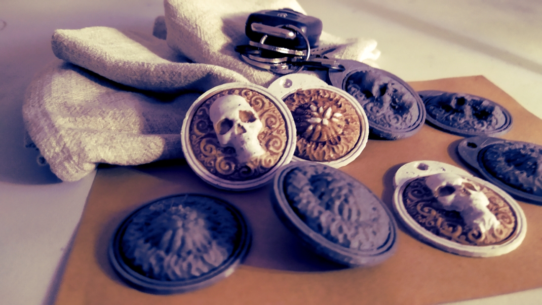 Memento Mori, Memento Vivere. Coin and keychain