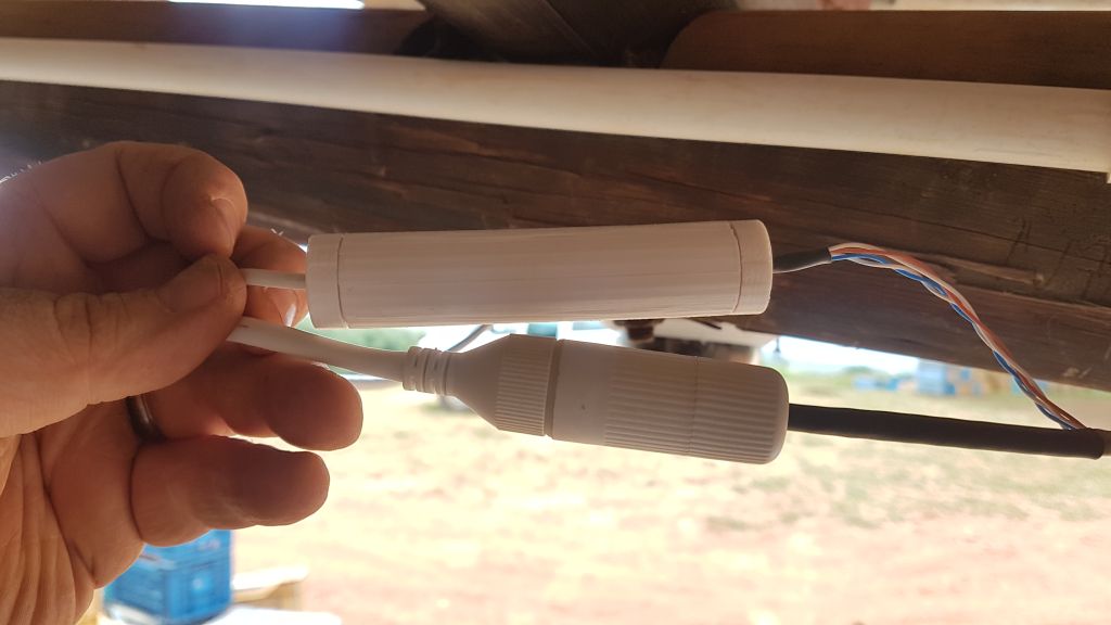 Screwless water-resistant enclosure for 5.25x2.5mm power jacks