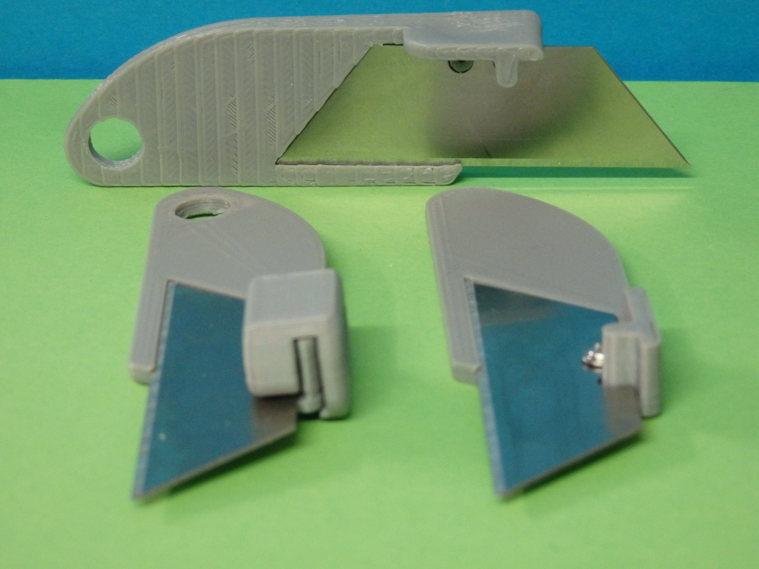 Trapezoid cutter blade holder / Support de lame trapeze