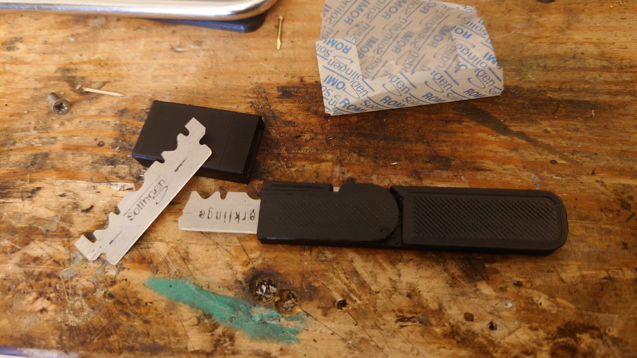 Razorblade handle