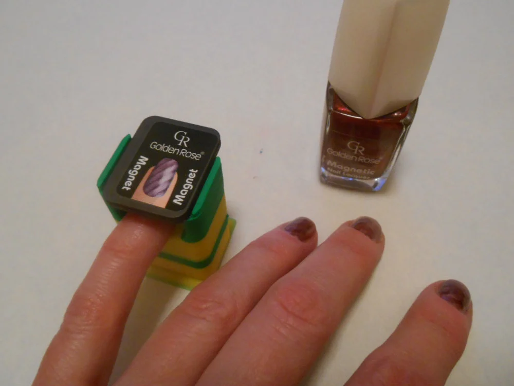 Stand magnetic nail polish