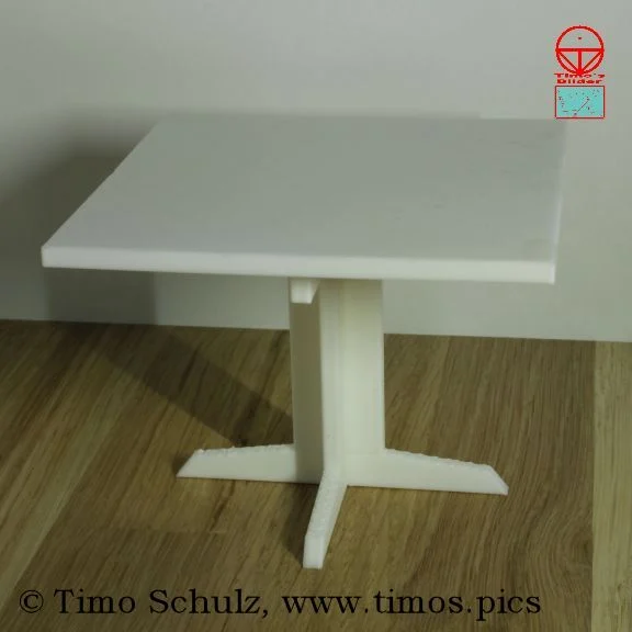 Tisch "im Quadrat" (maßstabsgetreu)