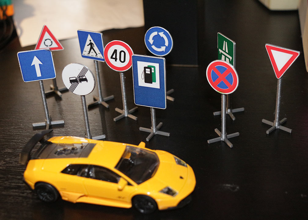 Traffic (street / road) signs
