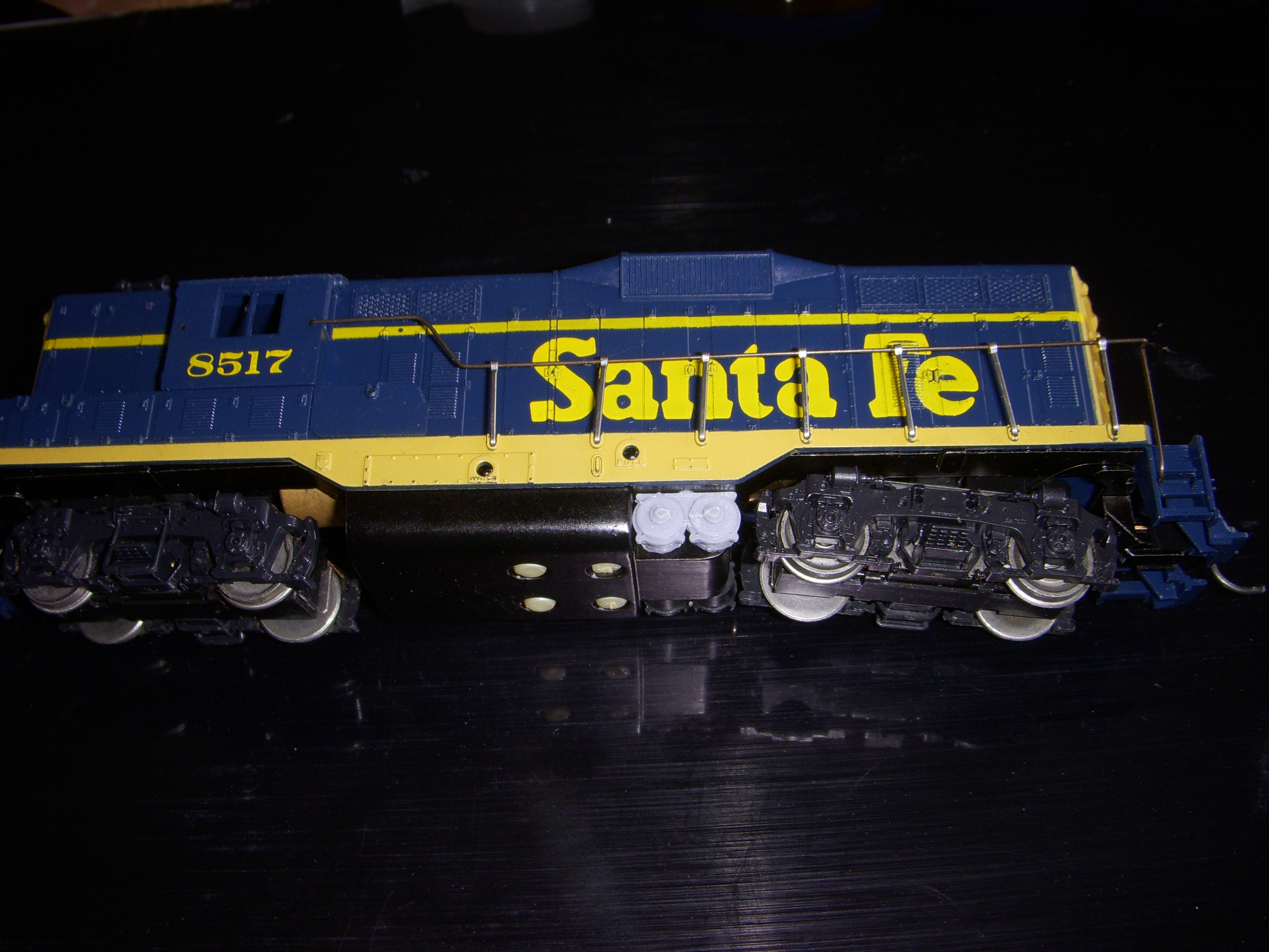 Athearn HO Scale Blue Box GP9 Air Tanks