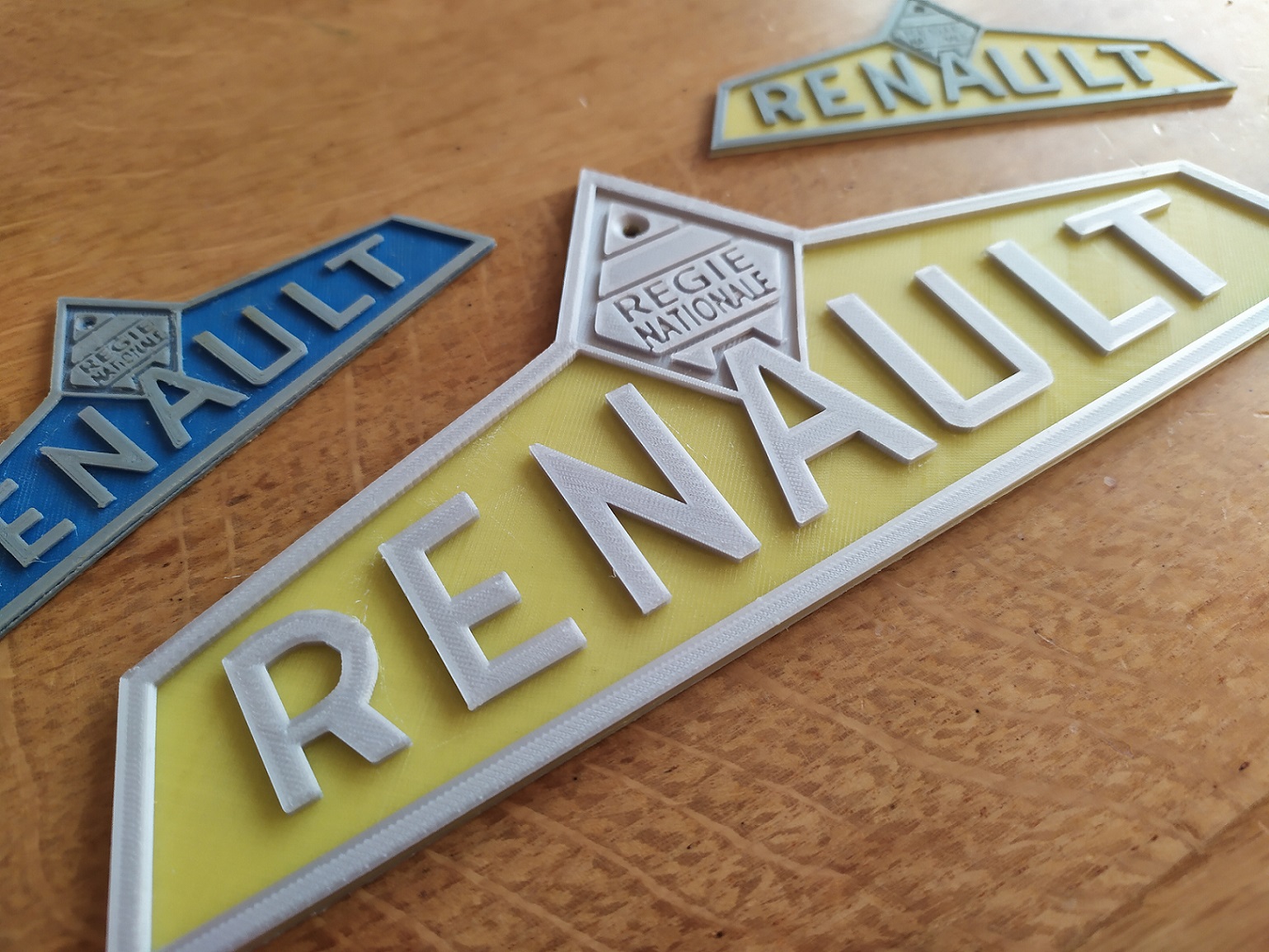 Renault Tracteur D22 D35 N72 Logo Embleme Barre Calandre