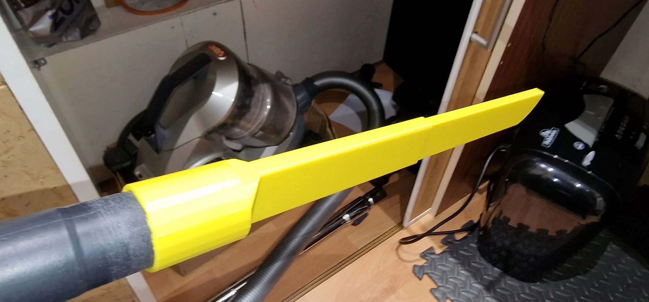 Long reach crevice tool for VAX
