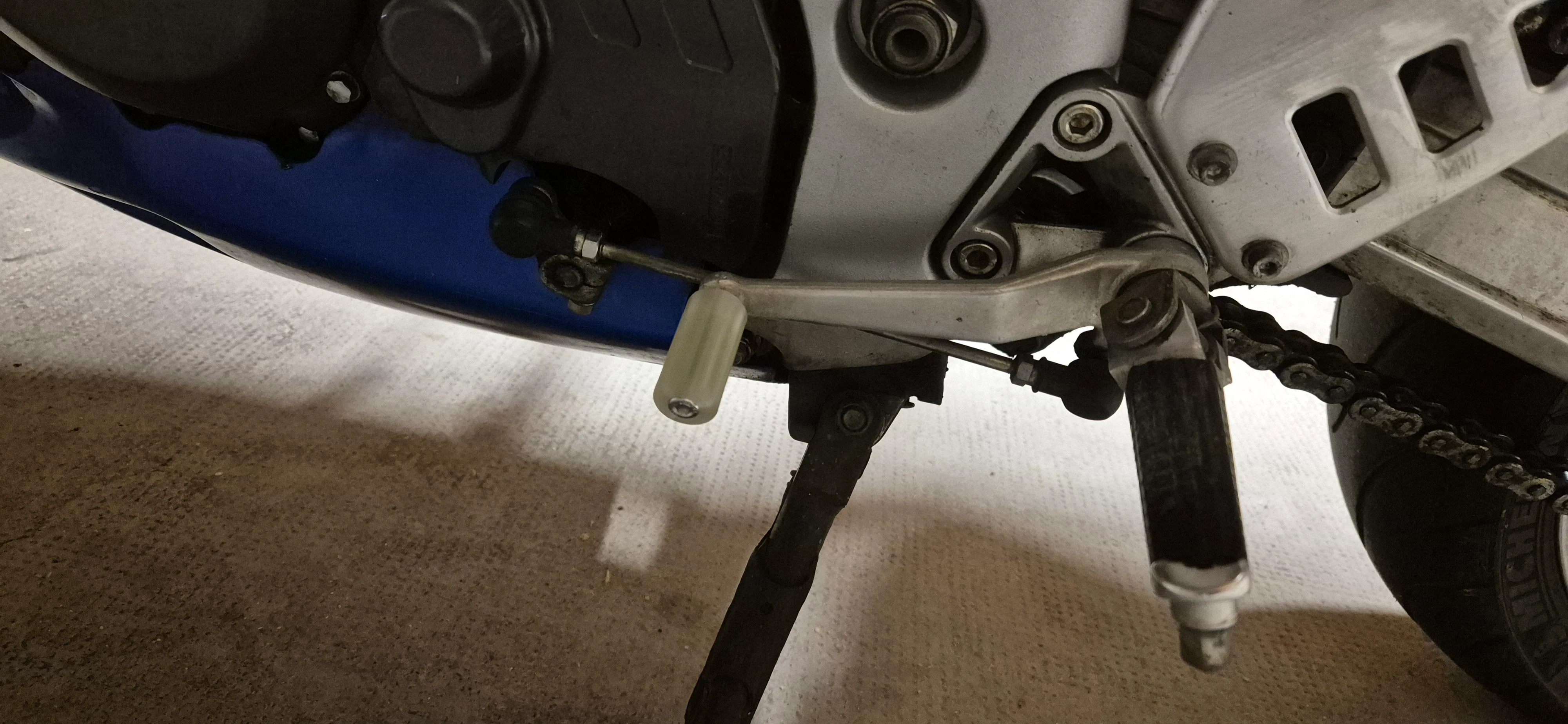 Tampon selecteur de vitesse moto ( vis M6 Susuki SV650 )