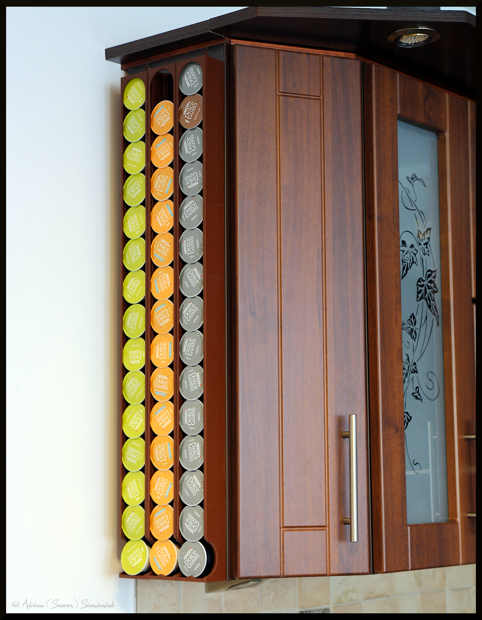 Dolce gusto capsule wall dispenser