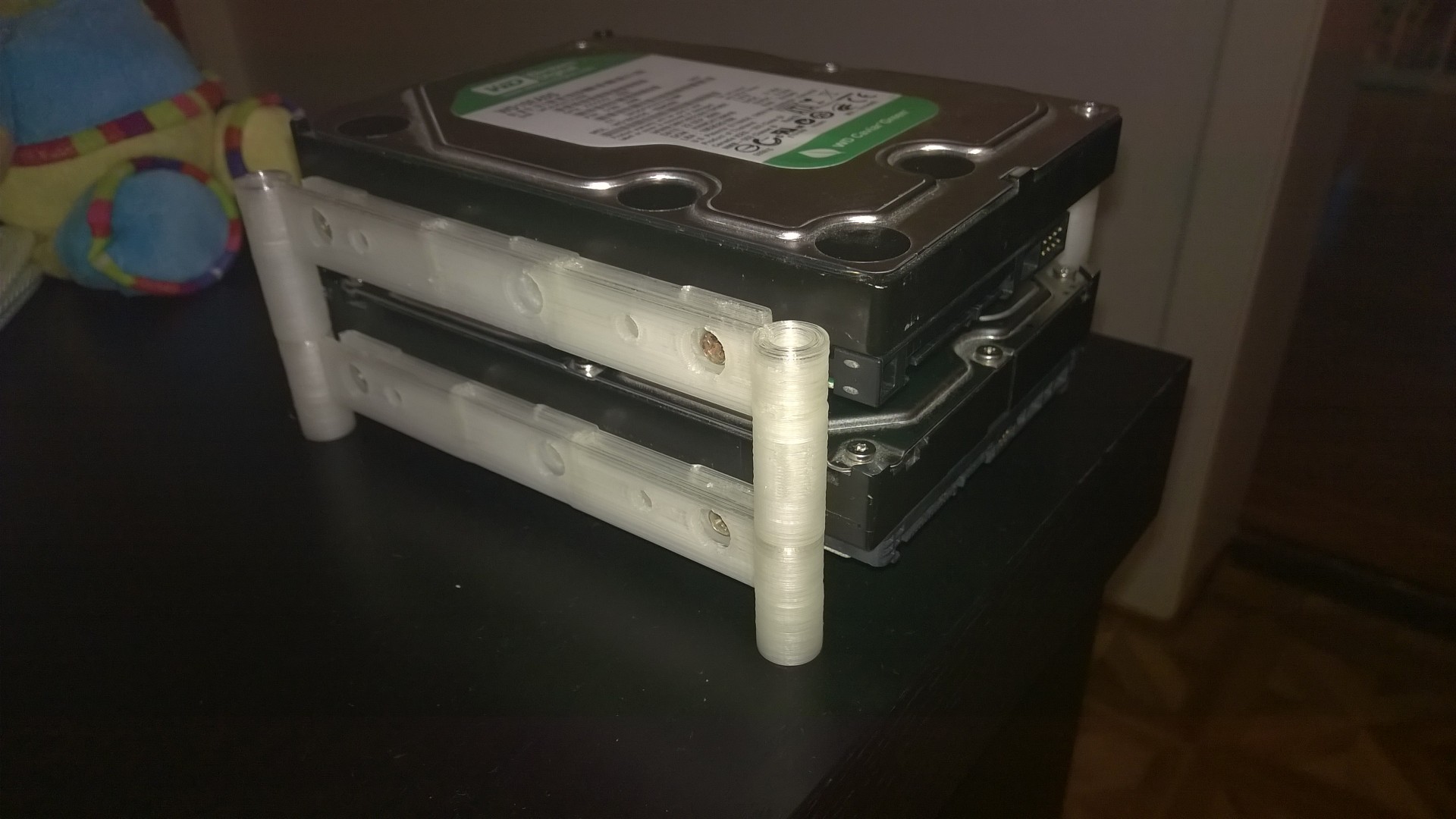 Harddrive stackable stacker with vibration damping