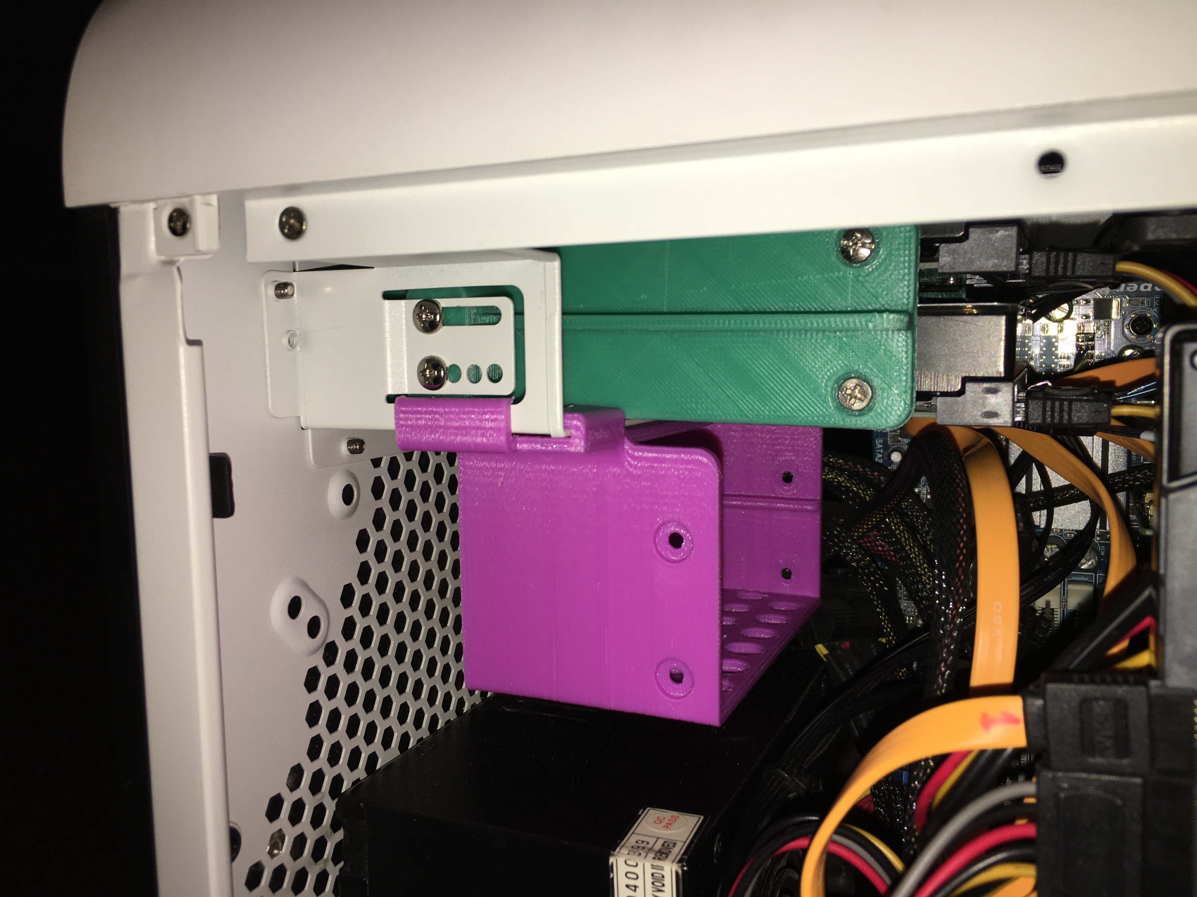 Bitfenix Prodigy M, 4 bay hard drive expansion