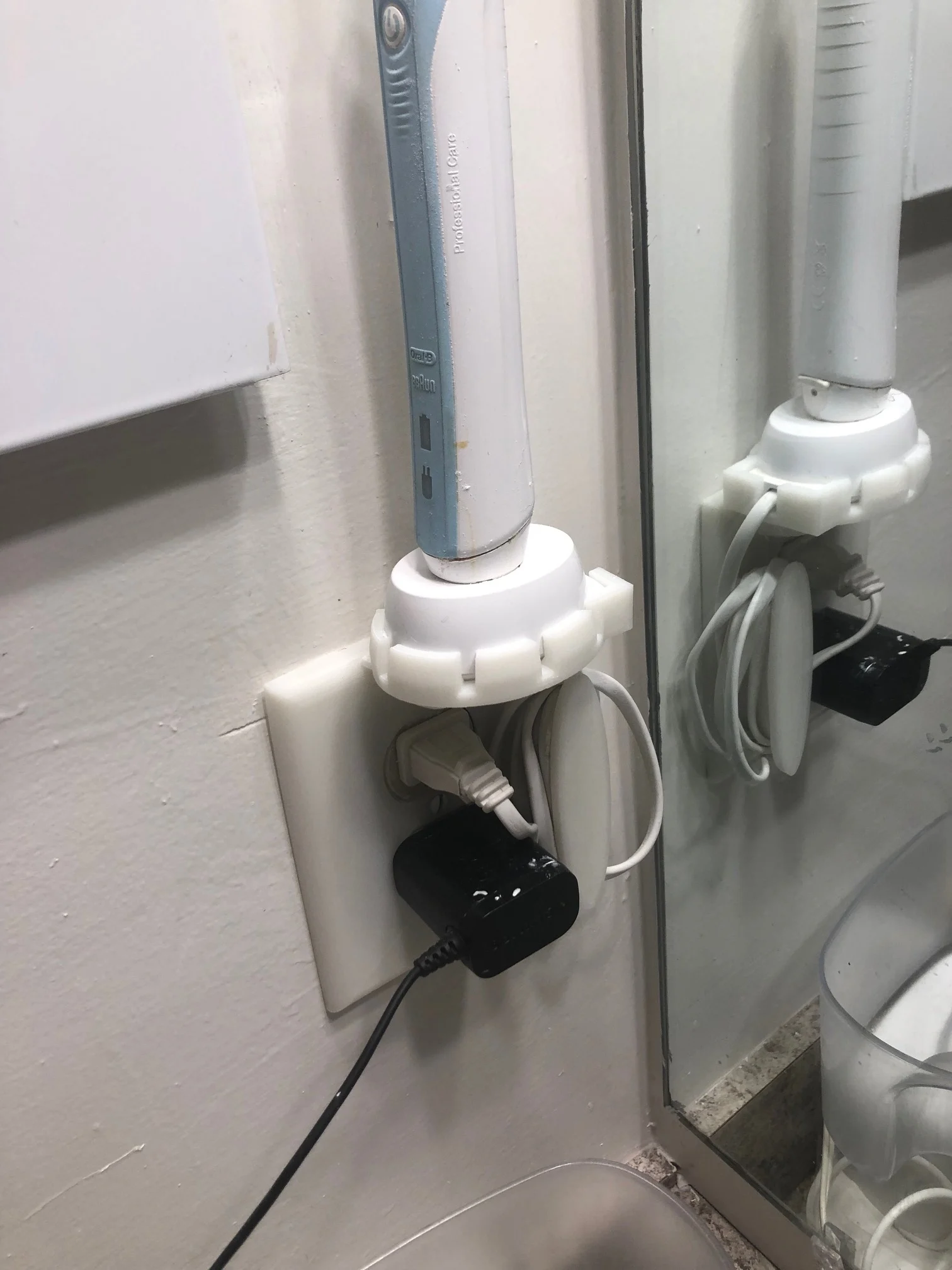 Outlet Cover with Oral-B Professional Care Mounting Bracket