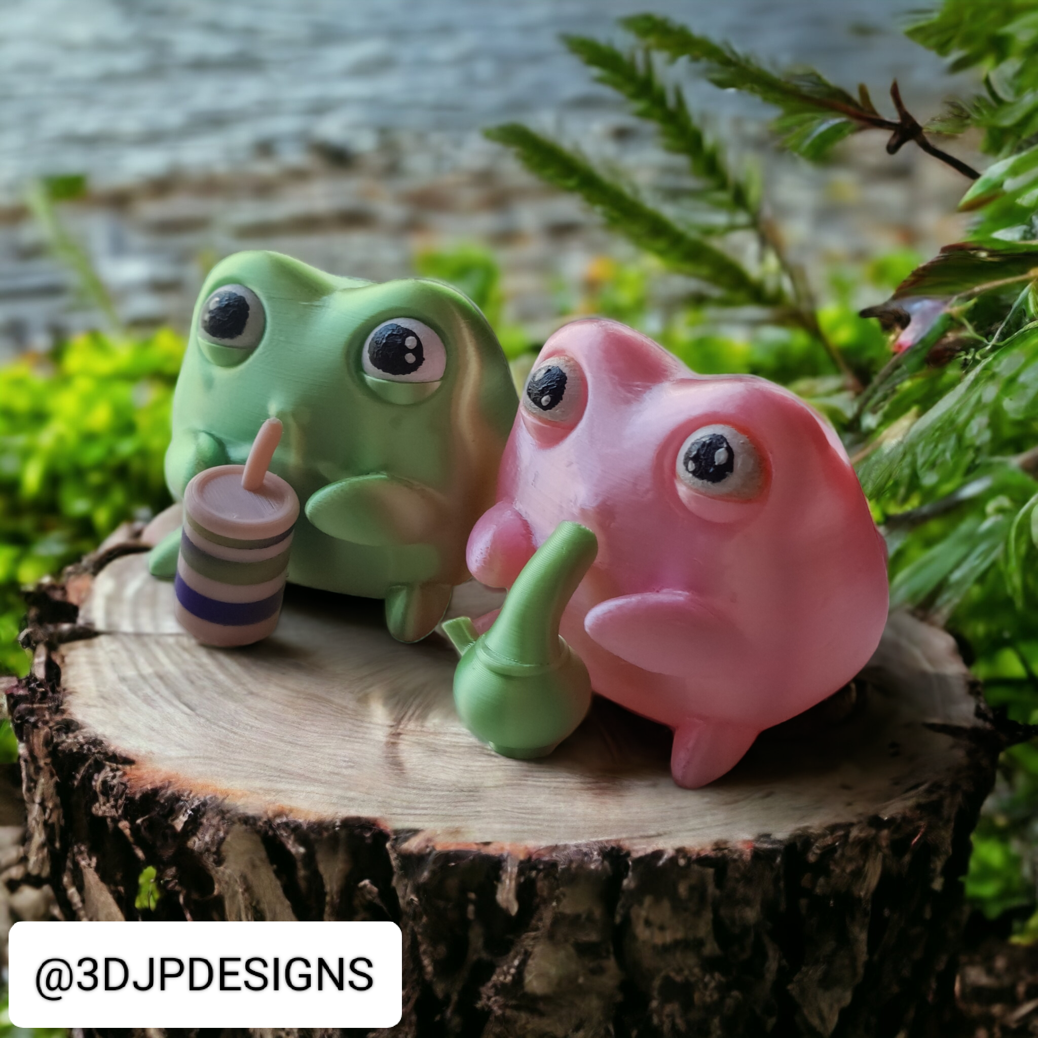 CUTE DRINKING FROG COUPLE! - PEN HOLDER / DESK DECORATION