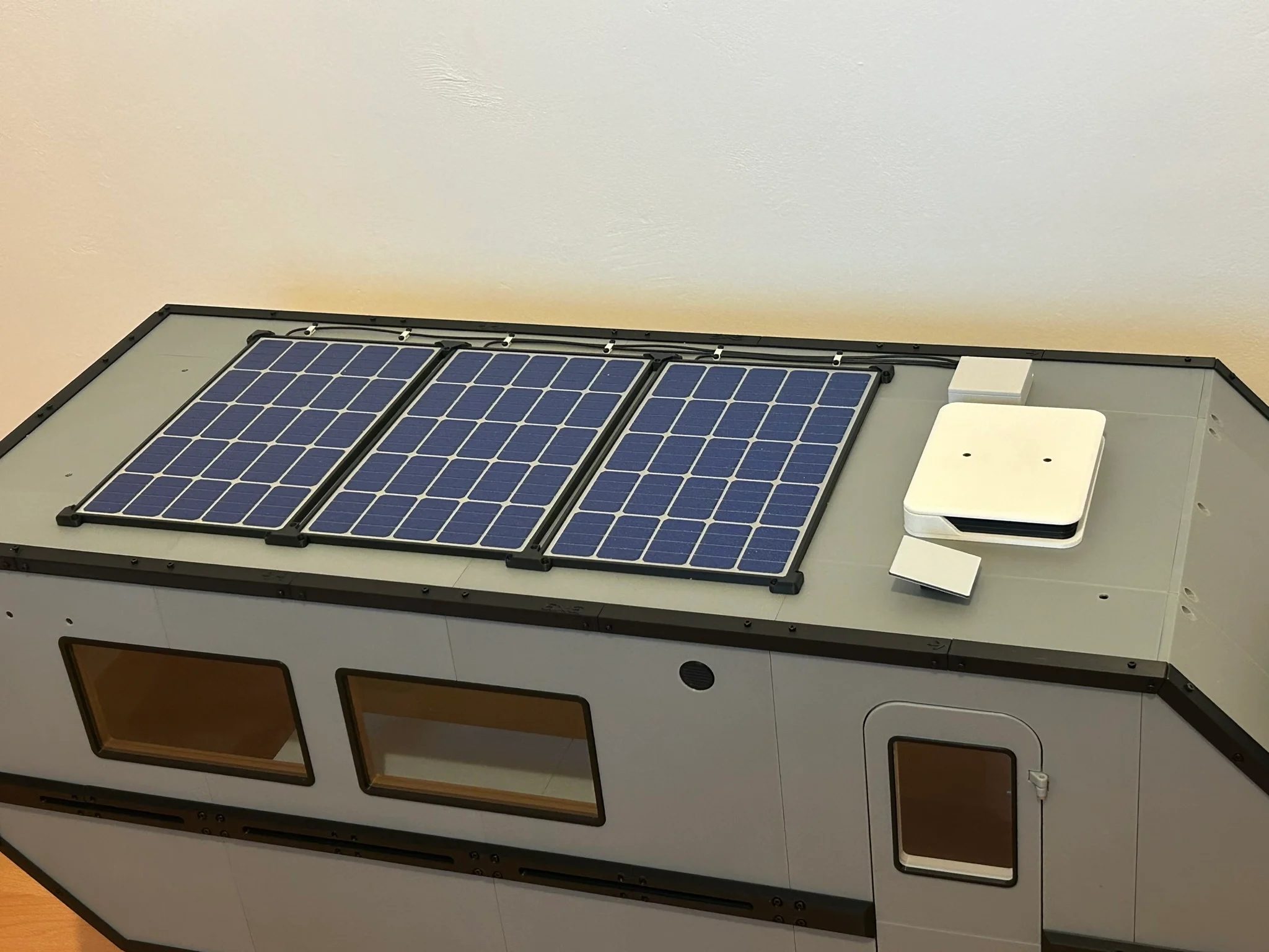 Solar Panels and Starlink Dish mount for large ~1/8th scale RC Camper (e.g. Casadio MOG)