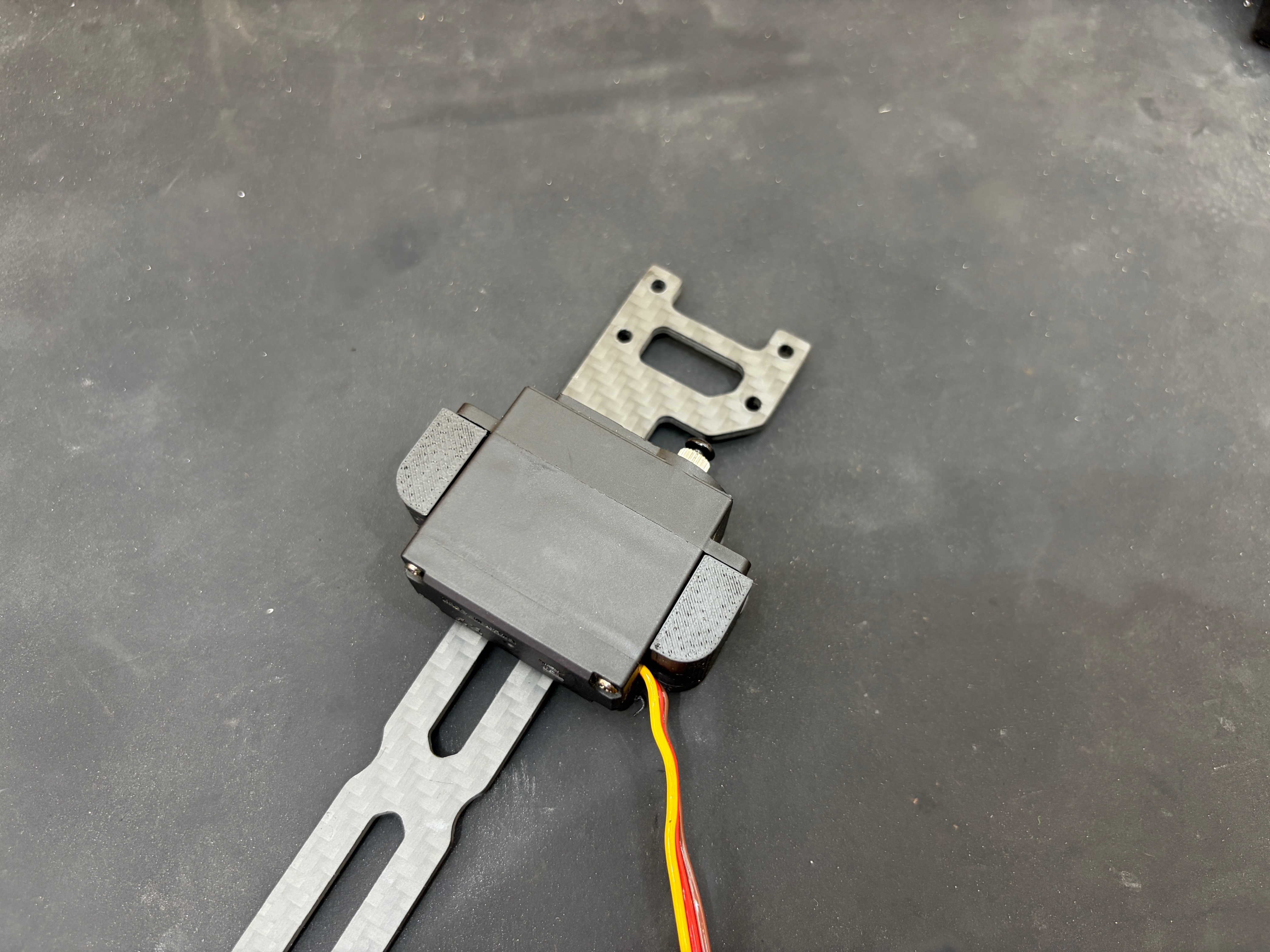 Servo Top Mount for Rlaarlo AK-787 carbon top brace