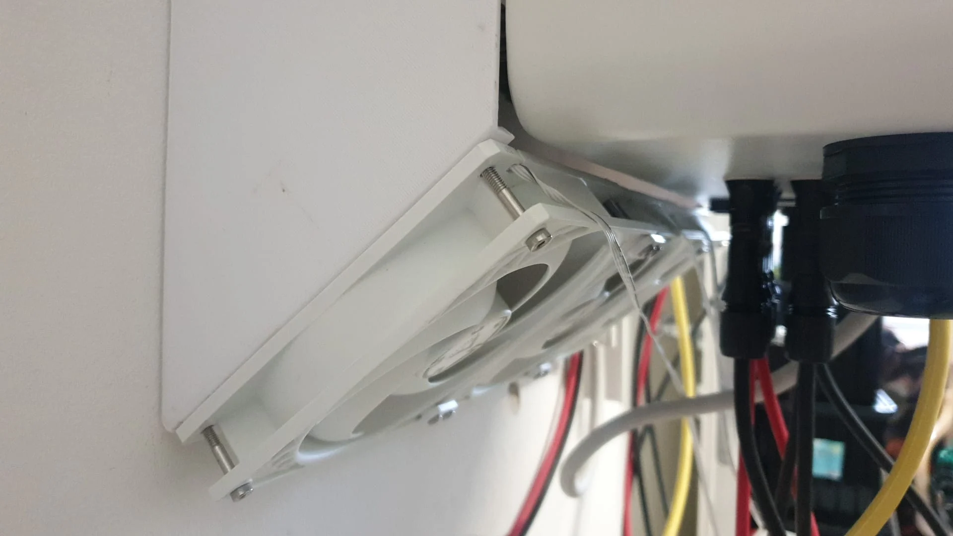 Fan mount Deye 8,10,12KW / Lüfterhalterung Deye 8.10,12KW (120mm /140mm Fan)