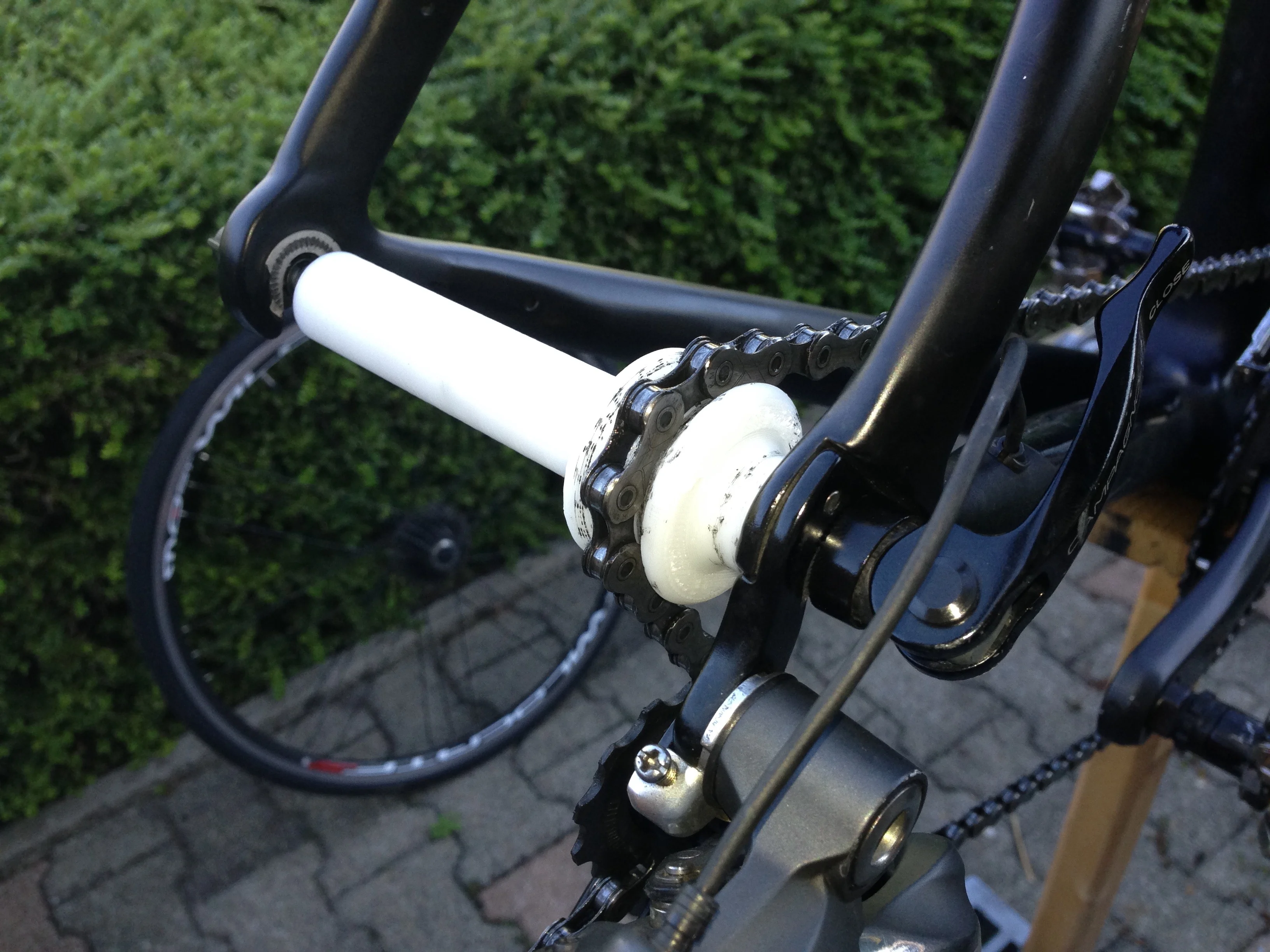 Dummy hub, chain tensioner, chain rest for mountain or road bike