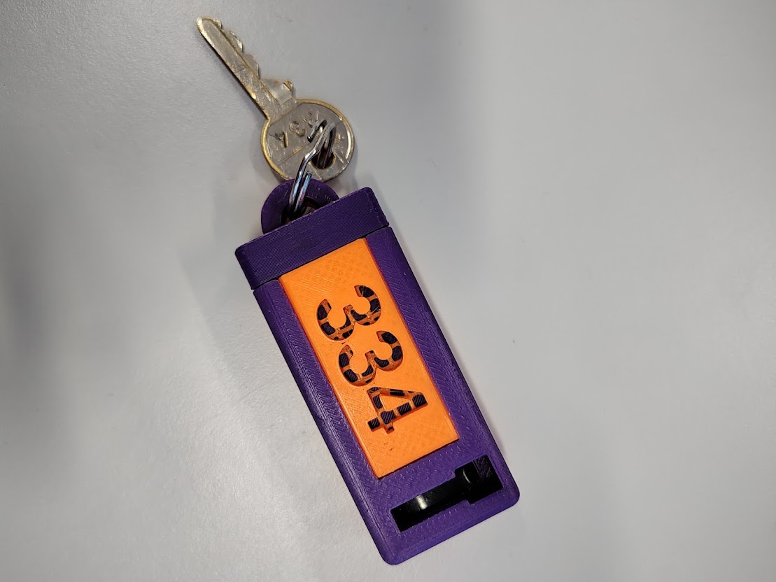 Room number keychain - Chaveiro com número de sala