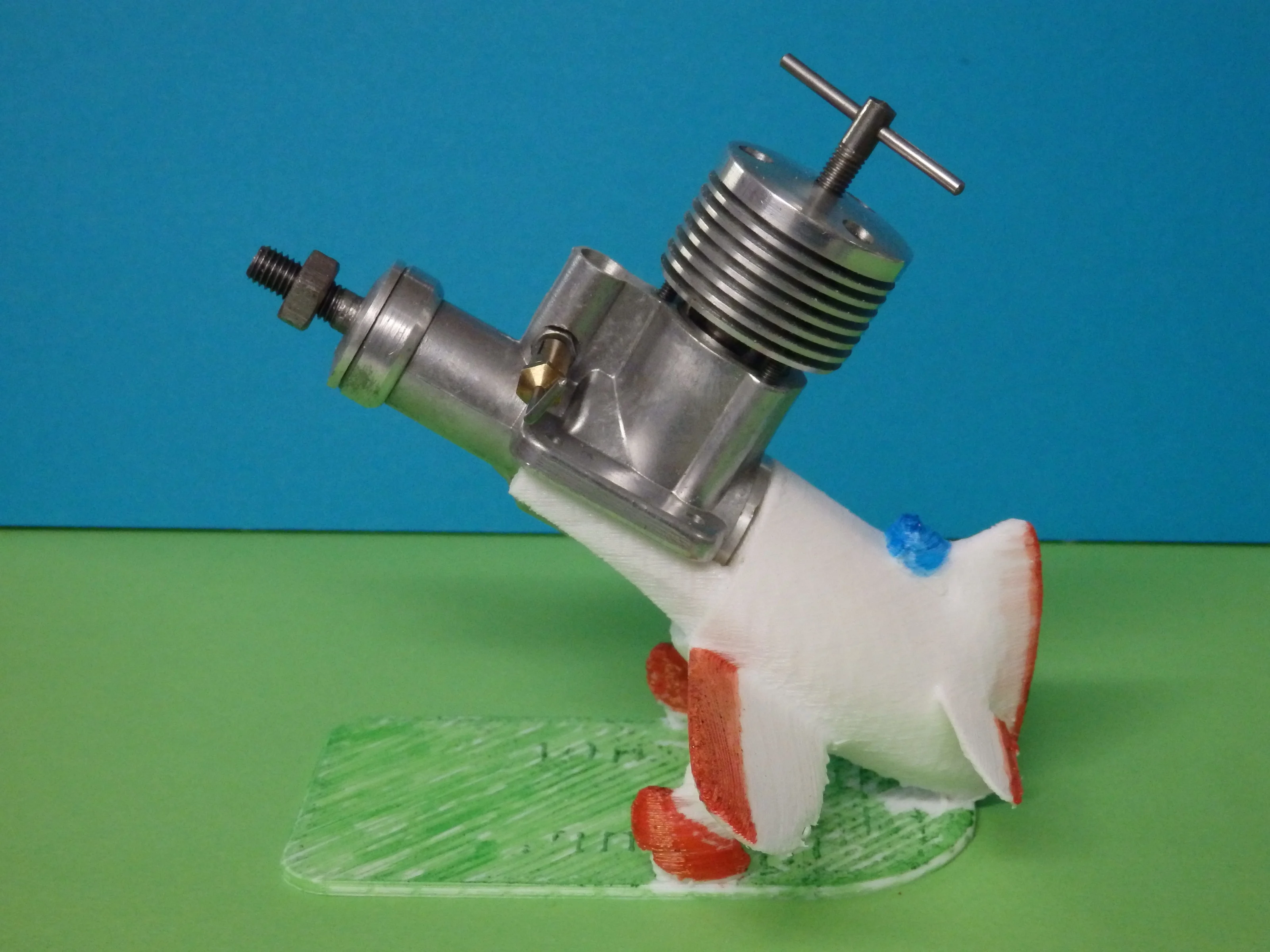 Display stand for engine 1.5cc / Présentoir pour moteur 1.5cc