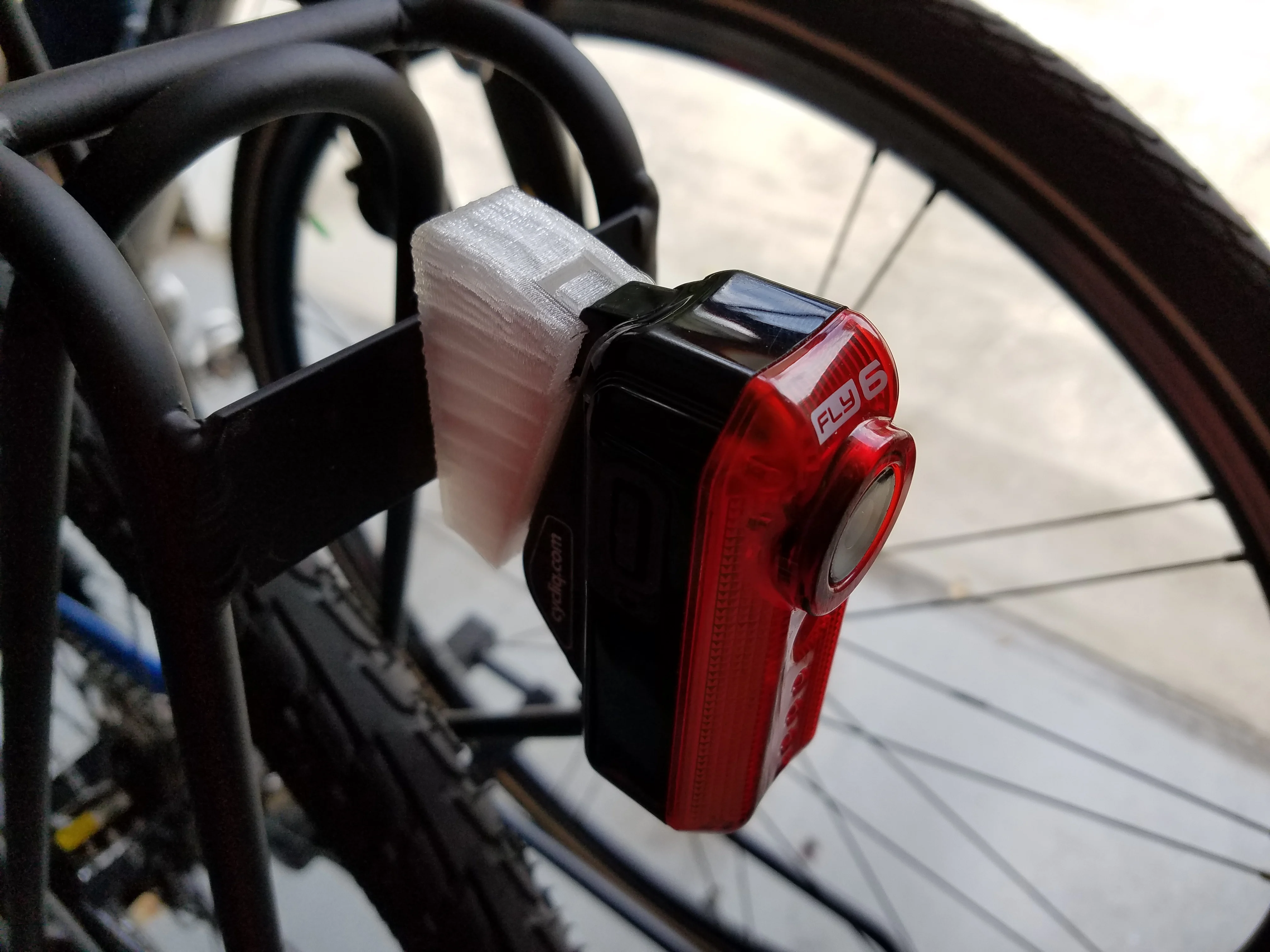 Cycliq Fly6 Axiom DLX Streamliner rack adapter