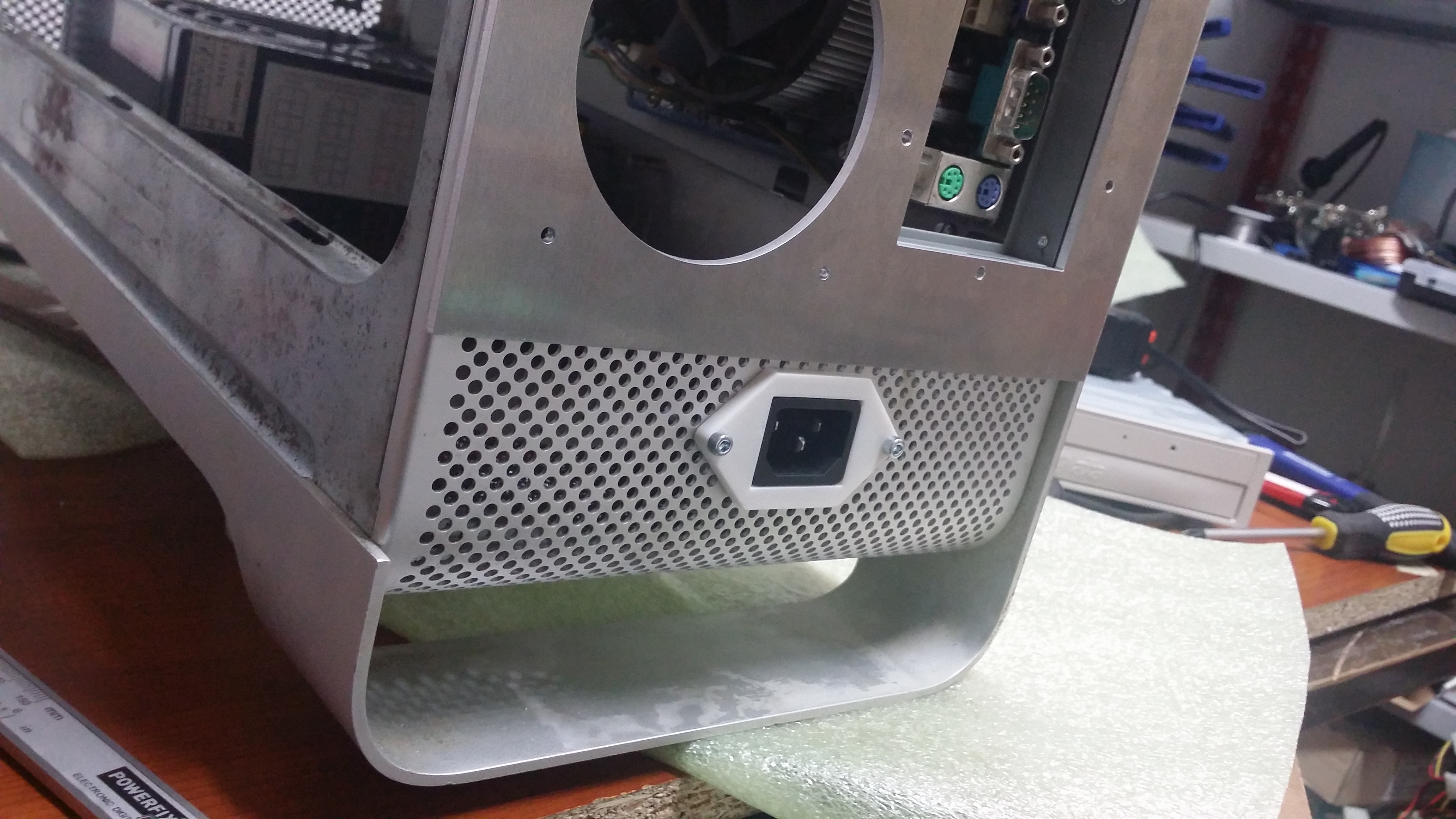 Apple G5 case mod / Hackintosh mod - Power plug adapter mount