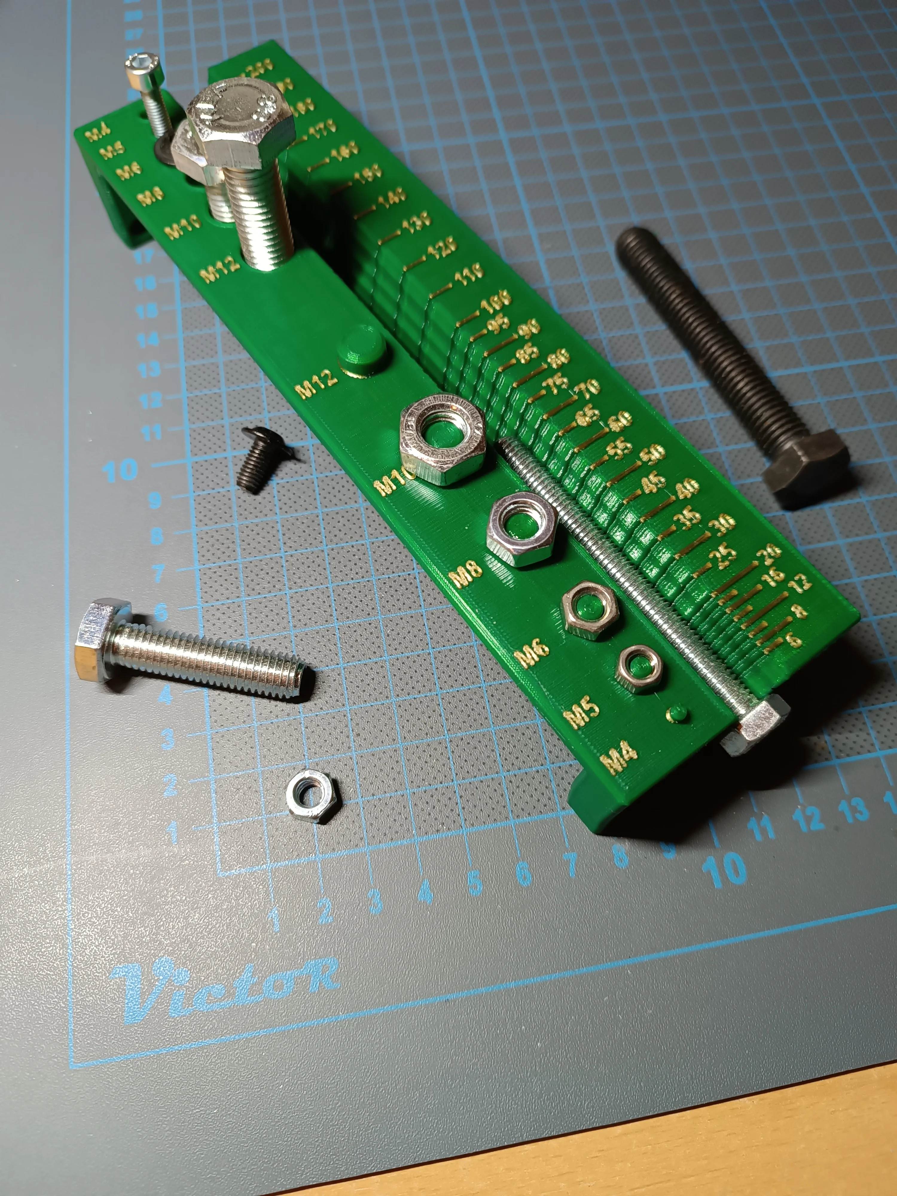 Screw and nut measuring tool
