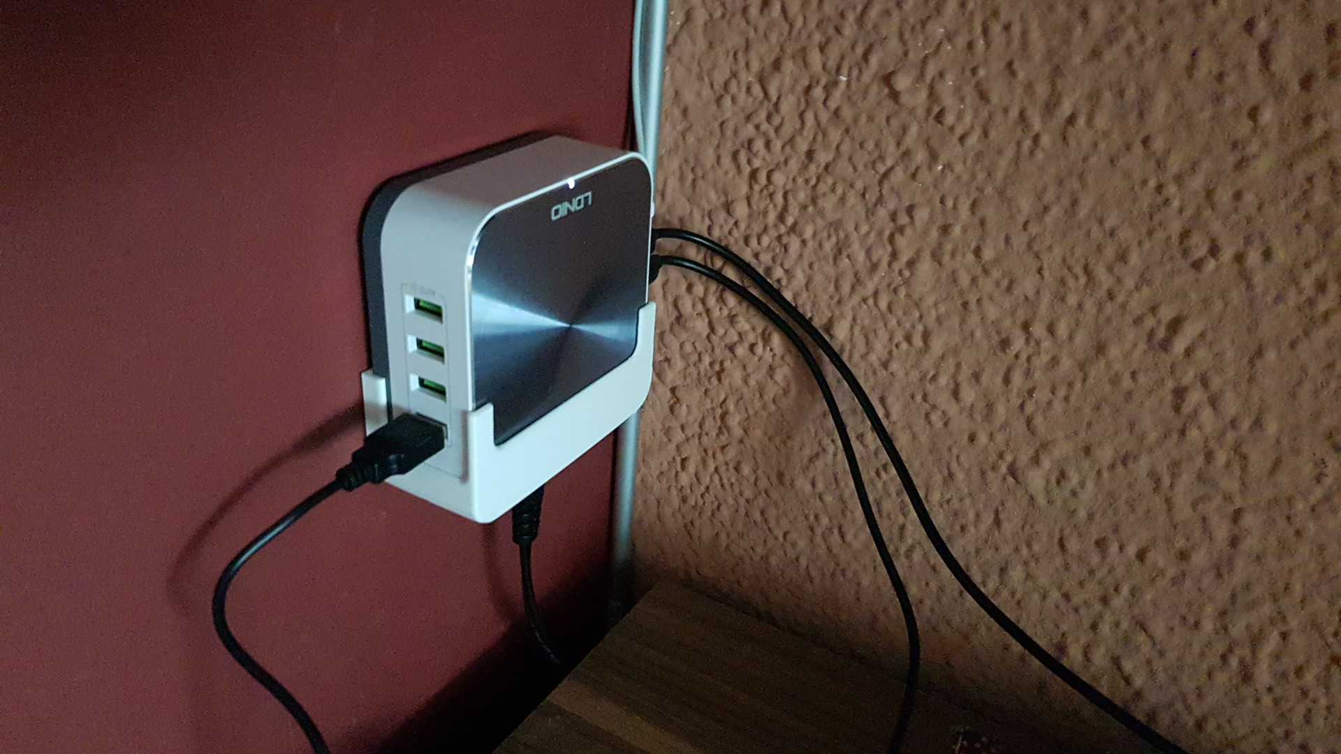 LDNIO A8101 charger wall mount