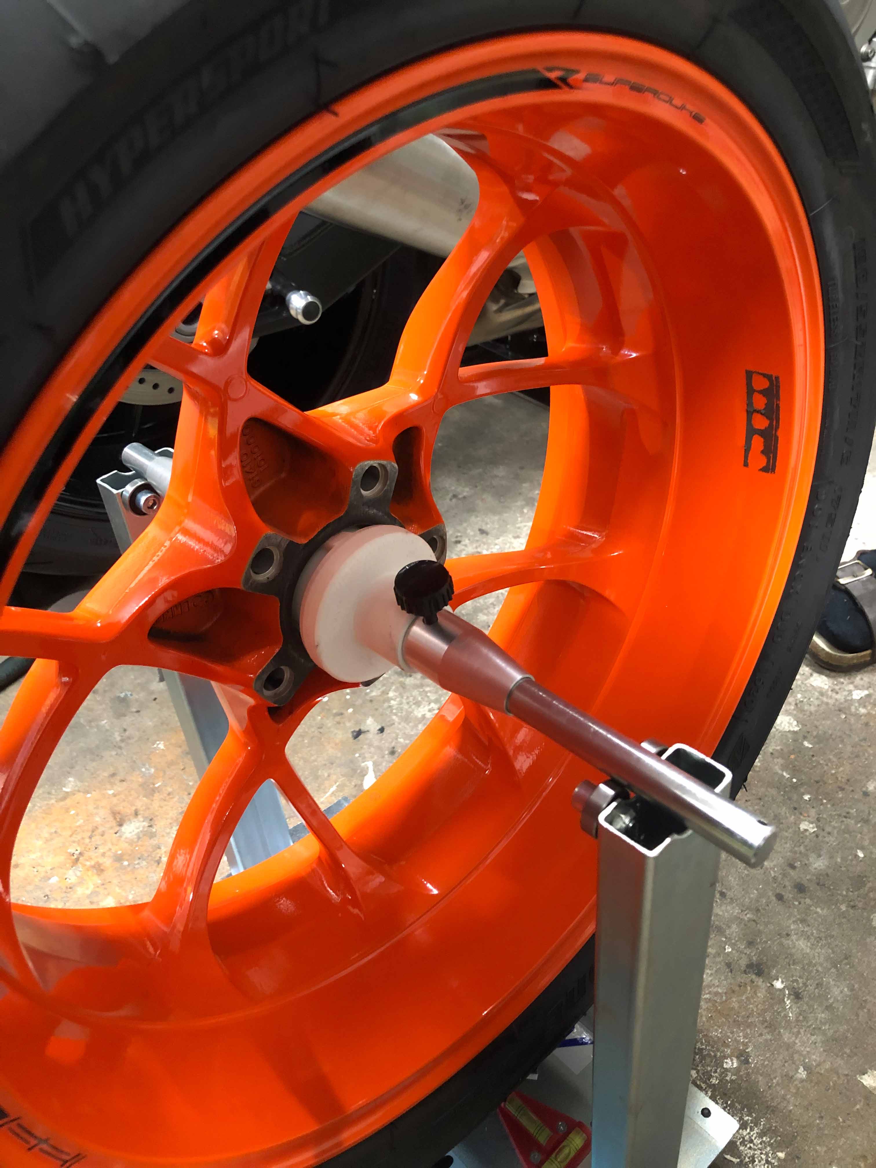 KTM Superduke Felgen wuchten, rim balancing Adapter