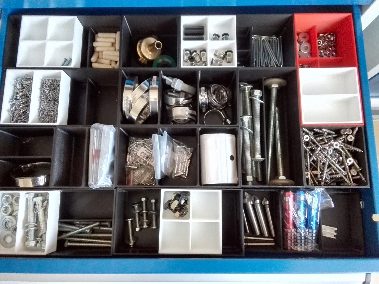 Workbench drawer sorting system