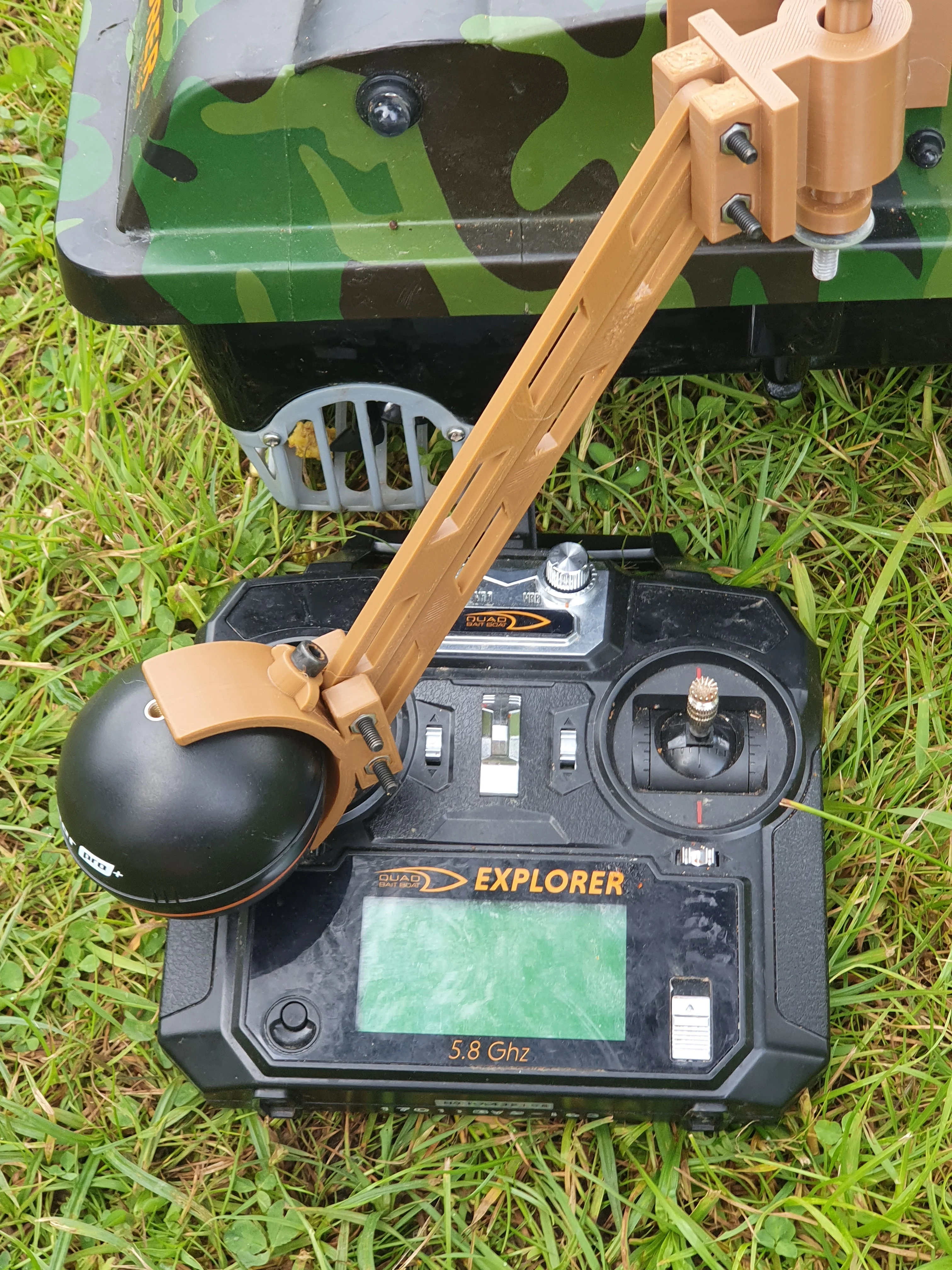accroche deeper sur bait boat quad exploreur