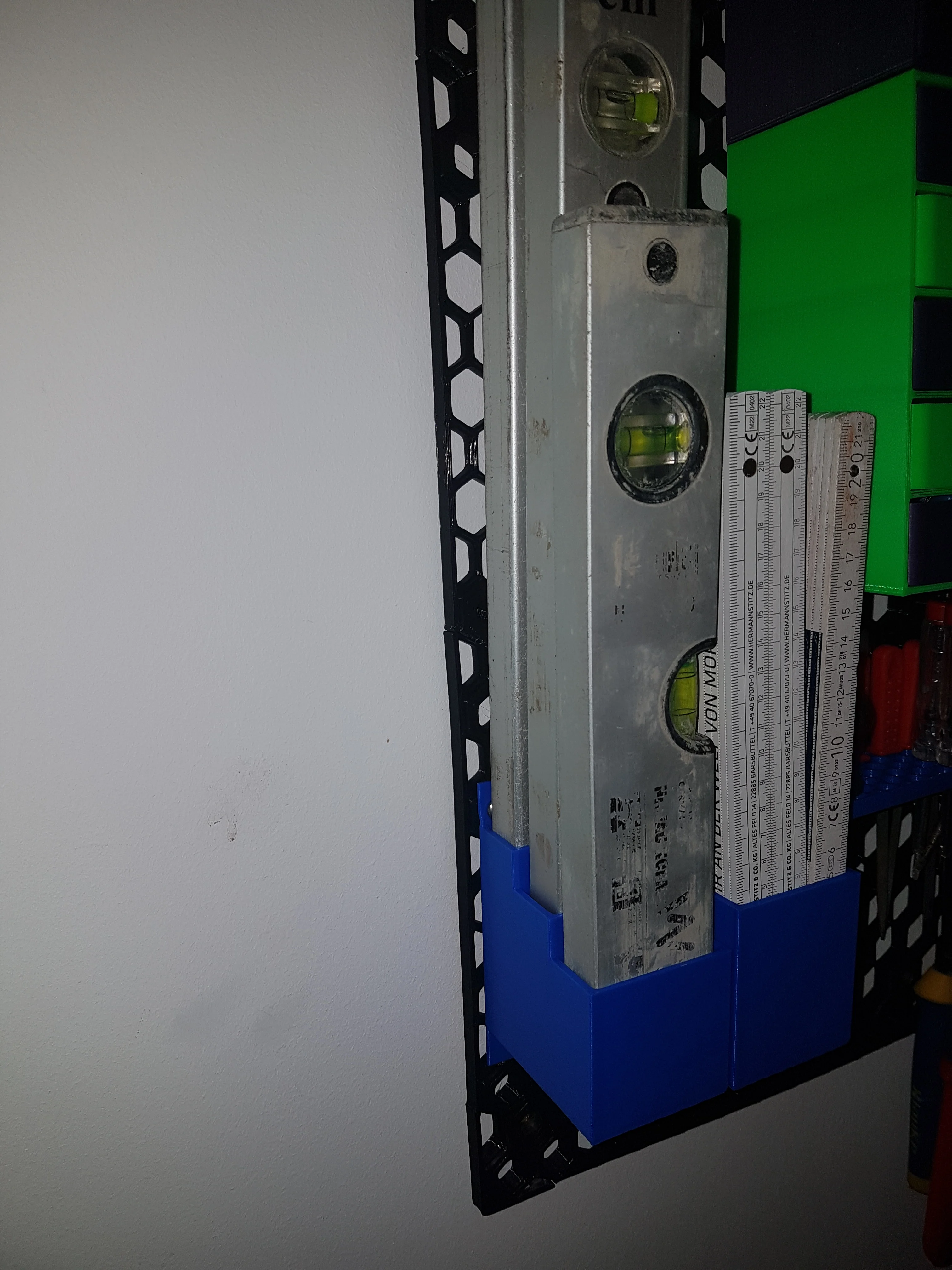 Honeycomb wall level holder
