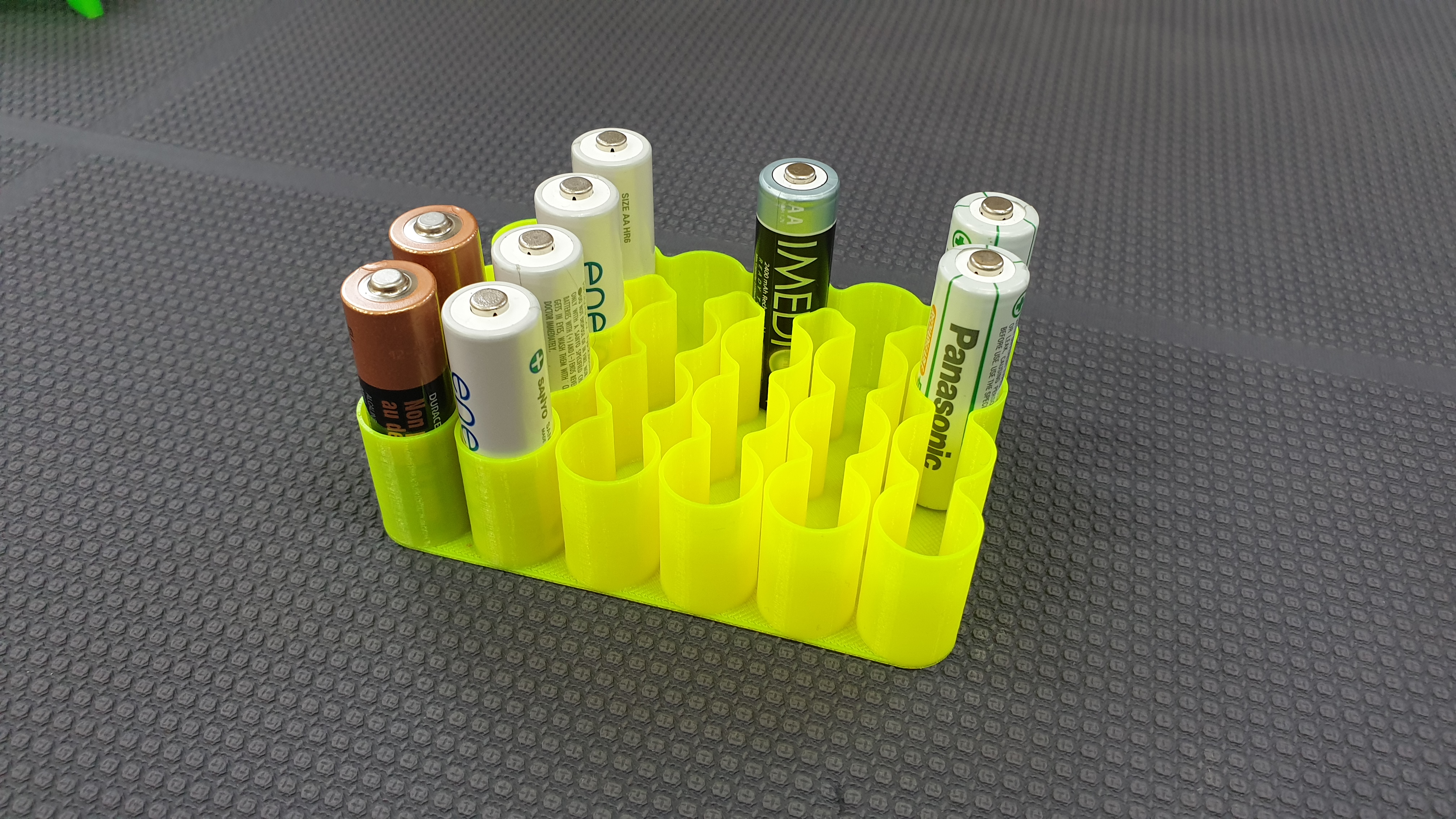 Battery Holder AA, AAA, 18650 and 9V (Vase Mode Print)