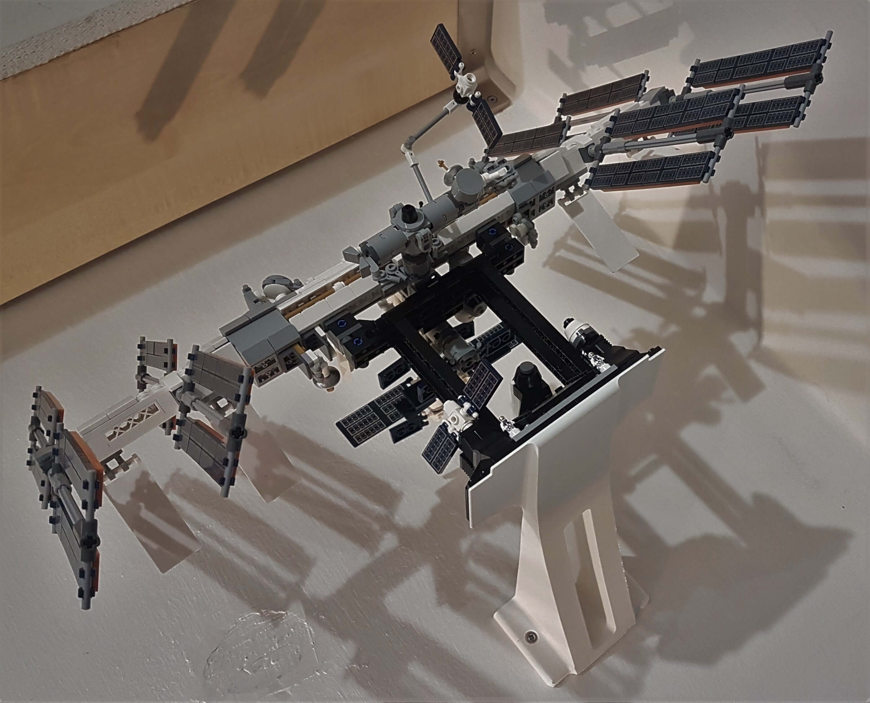 Lego ISS (21321) wall mount
