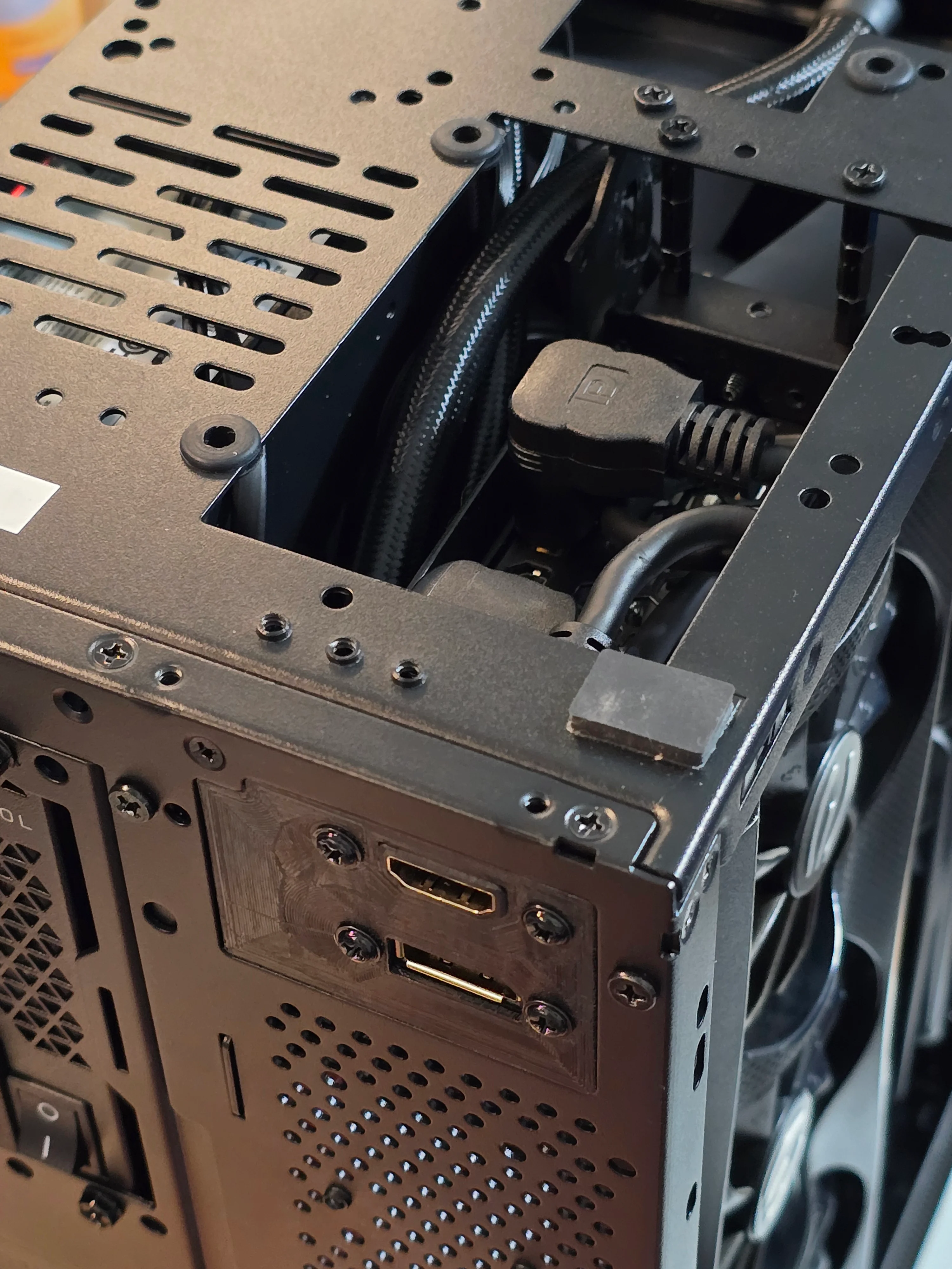 SSUPD Meshroom S V2 rear GPU mount hdmi display port adapter