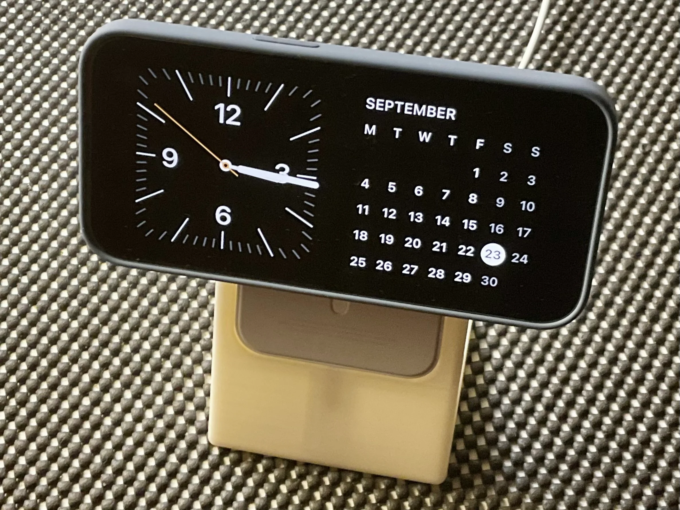 iPhone MagSafe Battery Stand — for StandBy