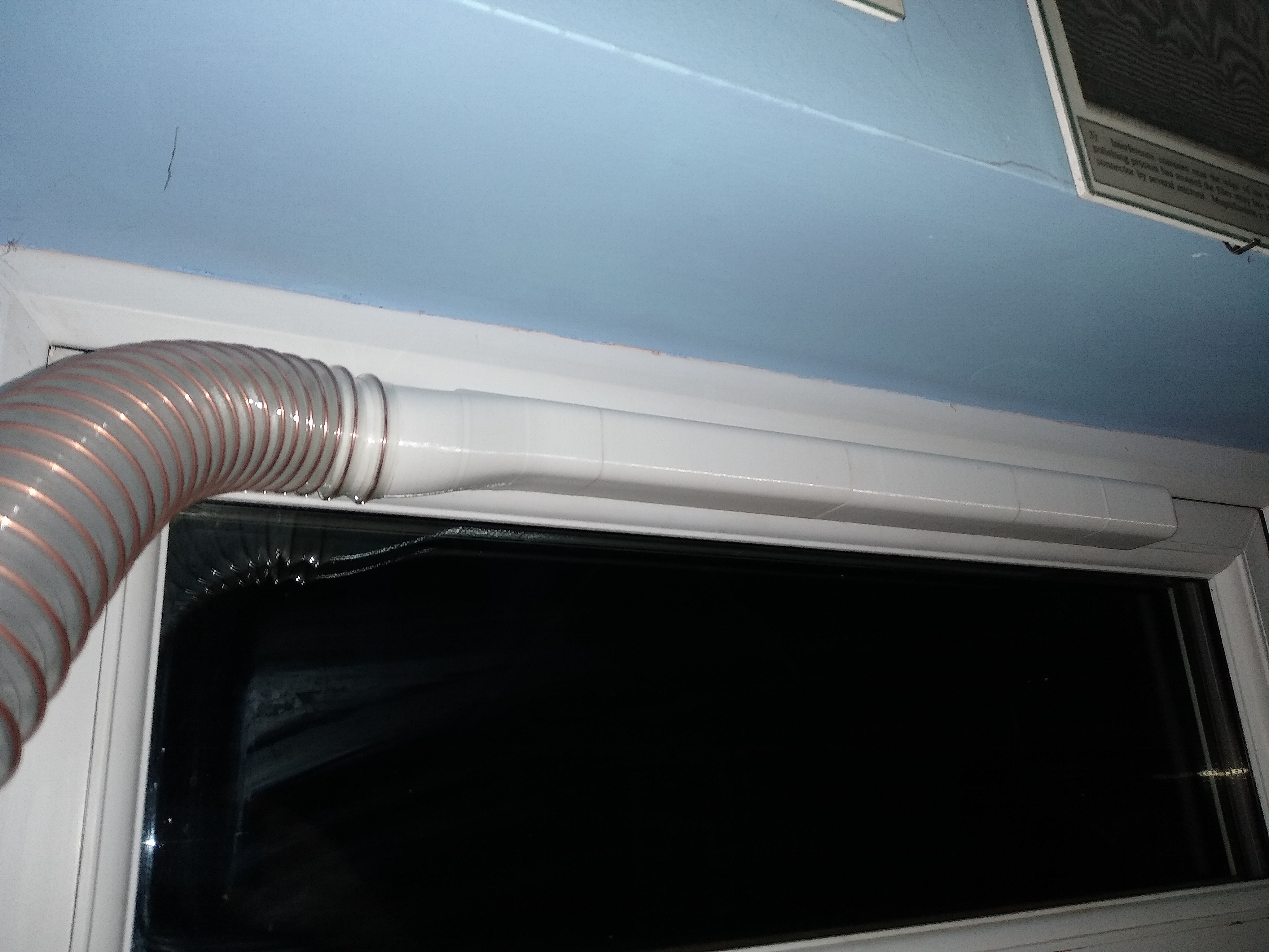 Trickle ventilation extractor cowl