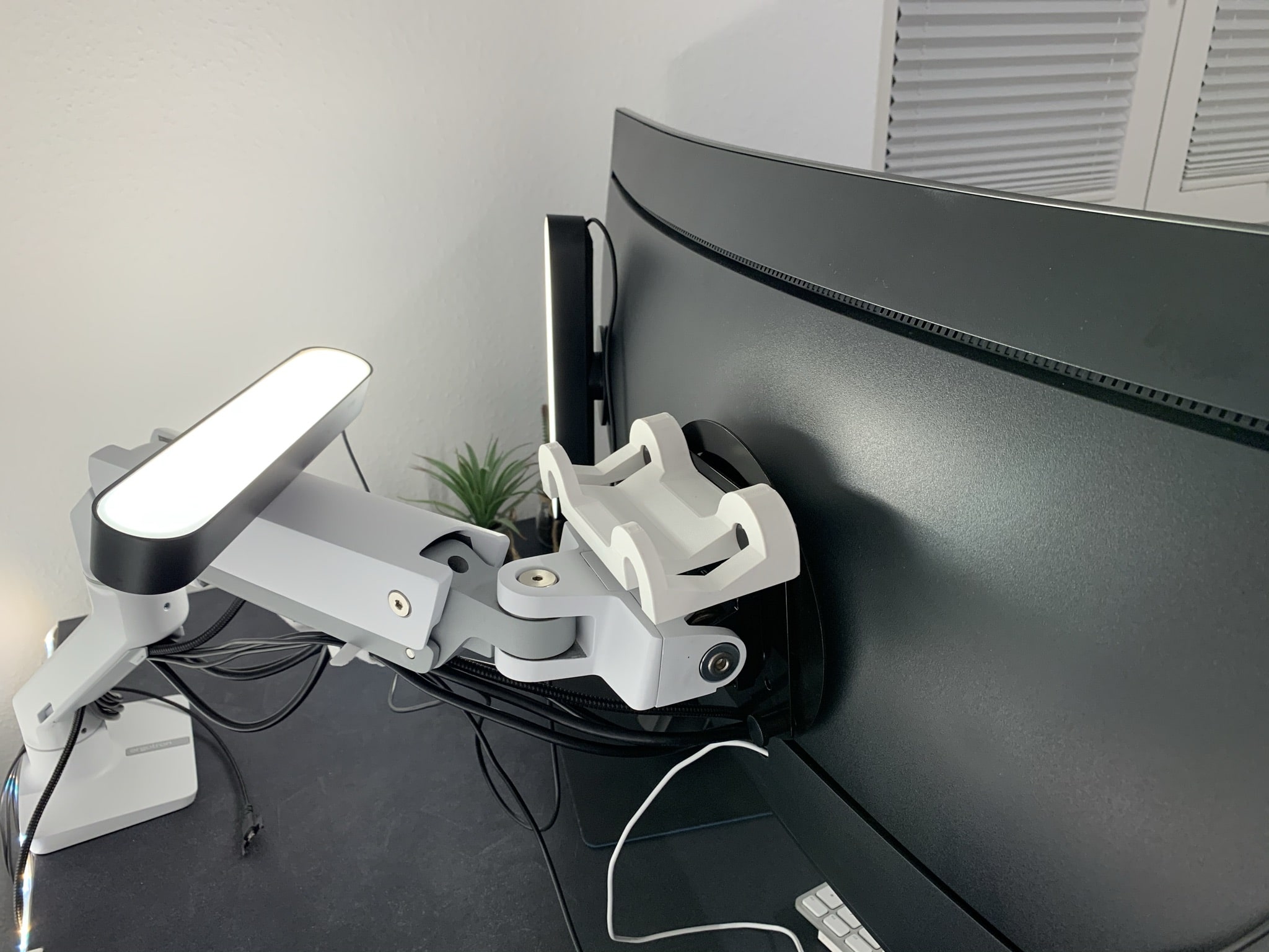 Hue Light Bar Mount on VESA 100 screws (for Ergotron HX monitor arm)