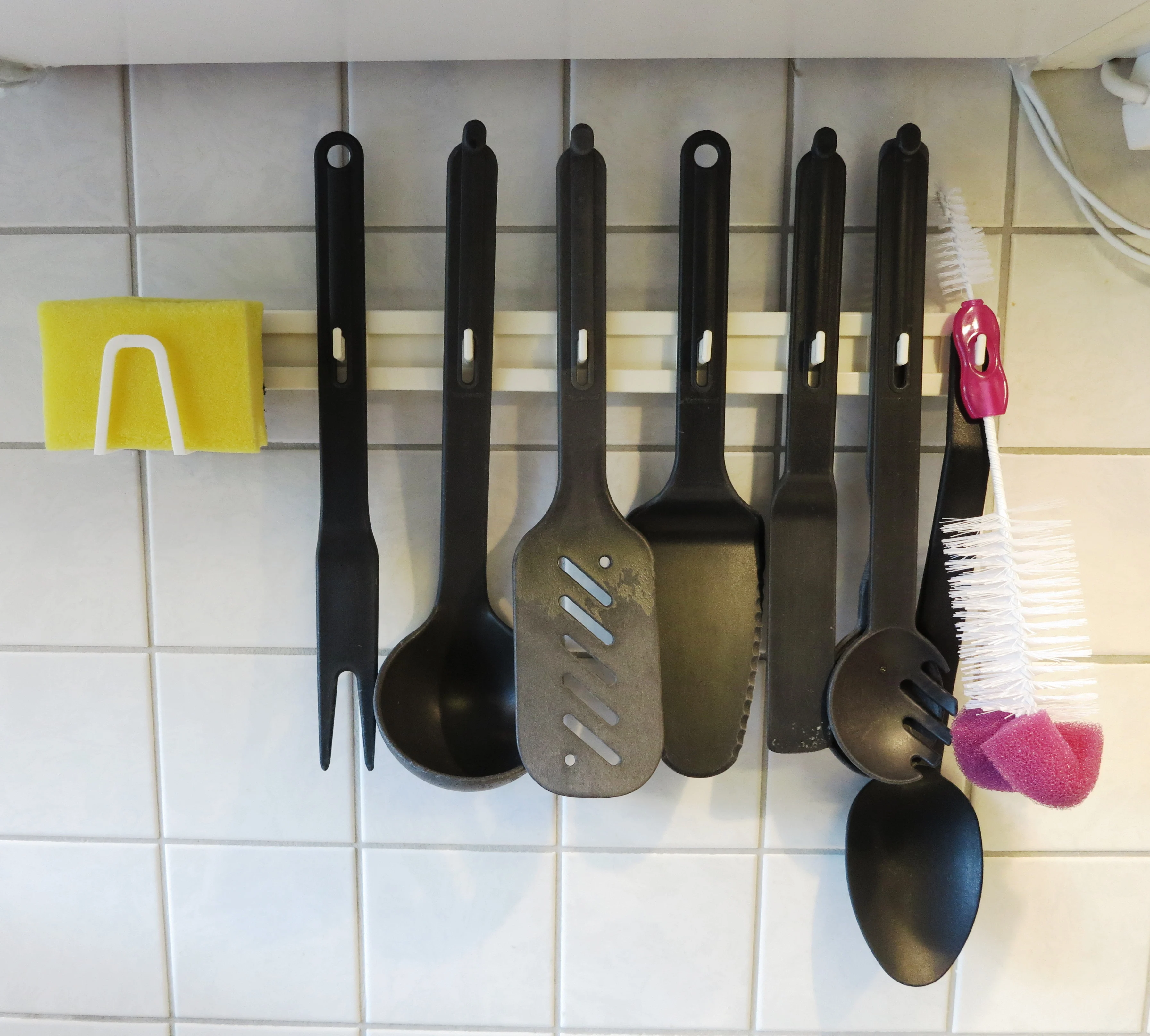 Sponge holder for TUPPERWARE hanging rack in the kitchen. Schwammhalter für Hängeleiste