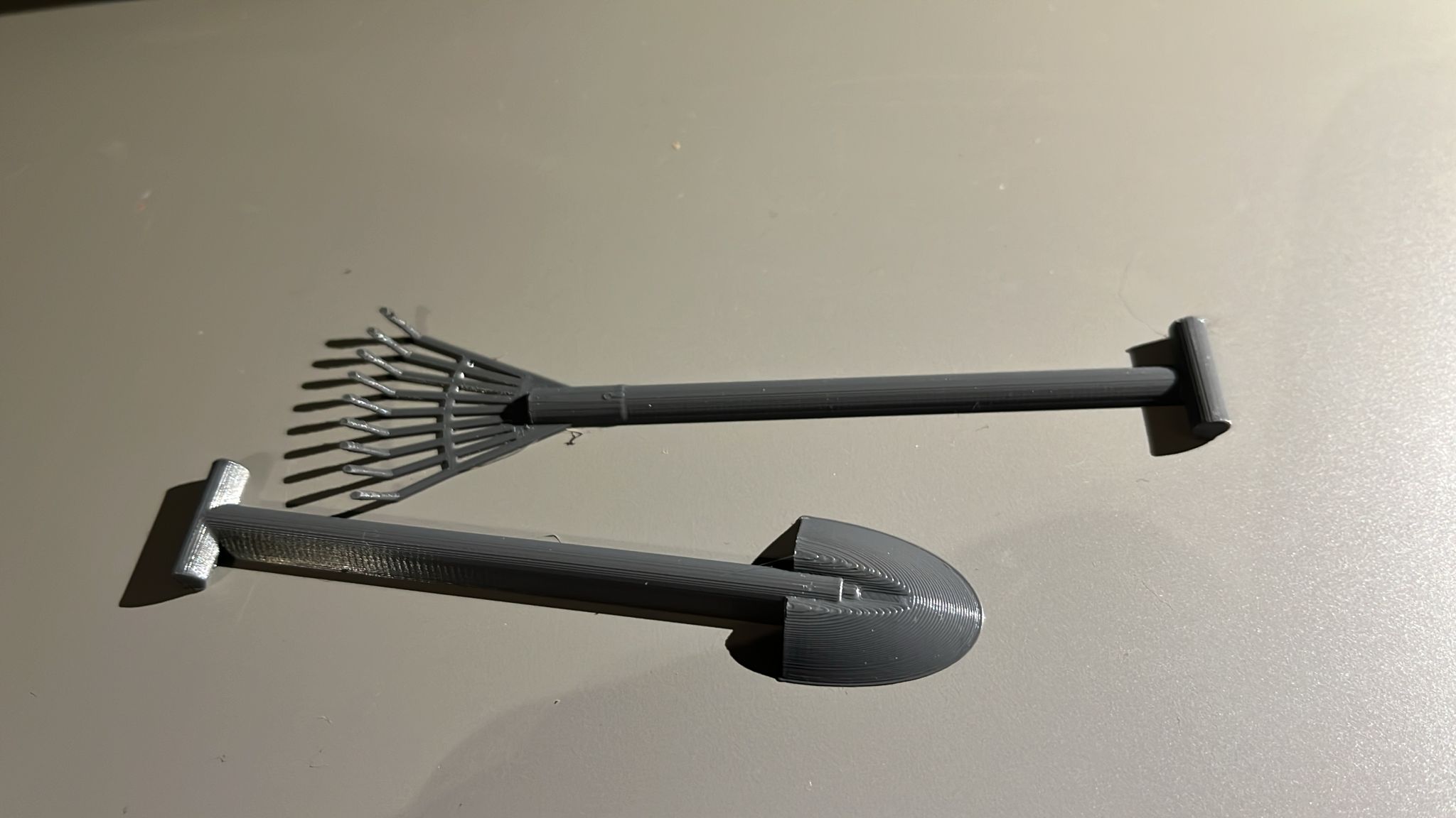 grashark en schep (miniature garden utensils)