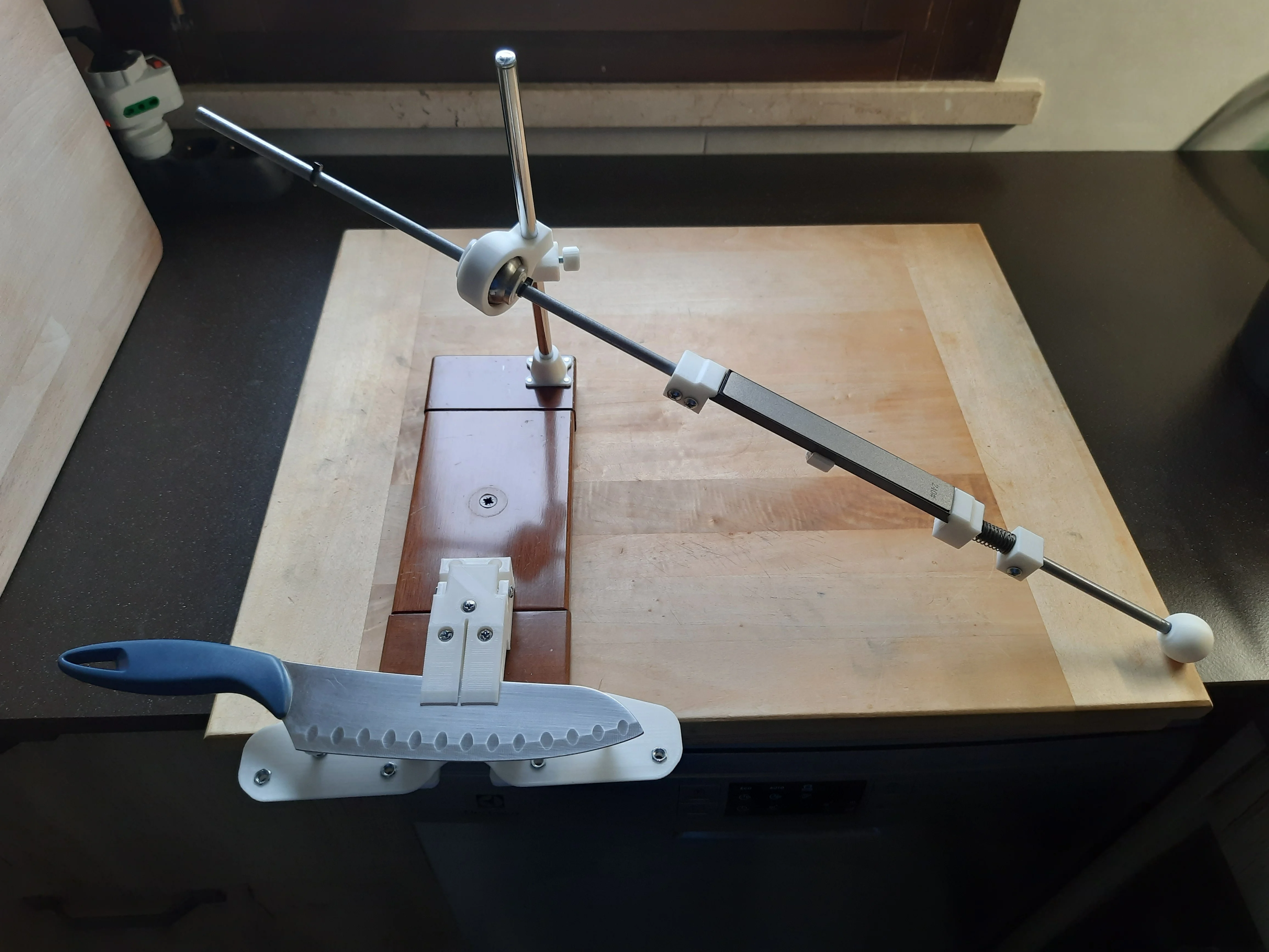 Fixed angle knife sharpener