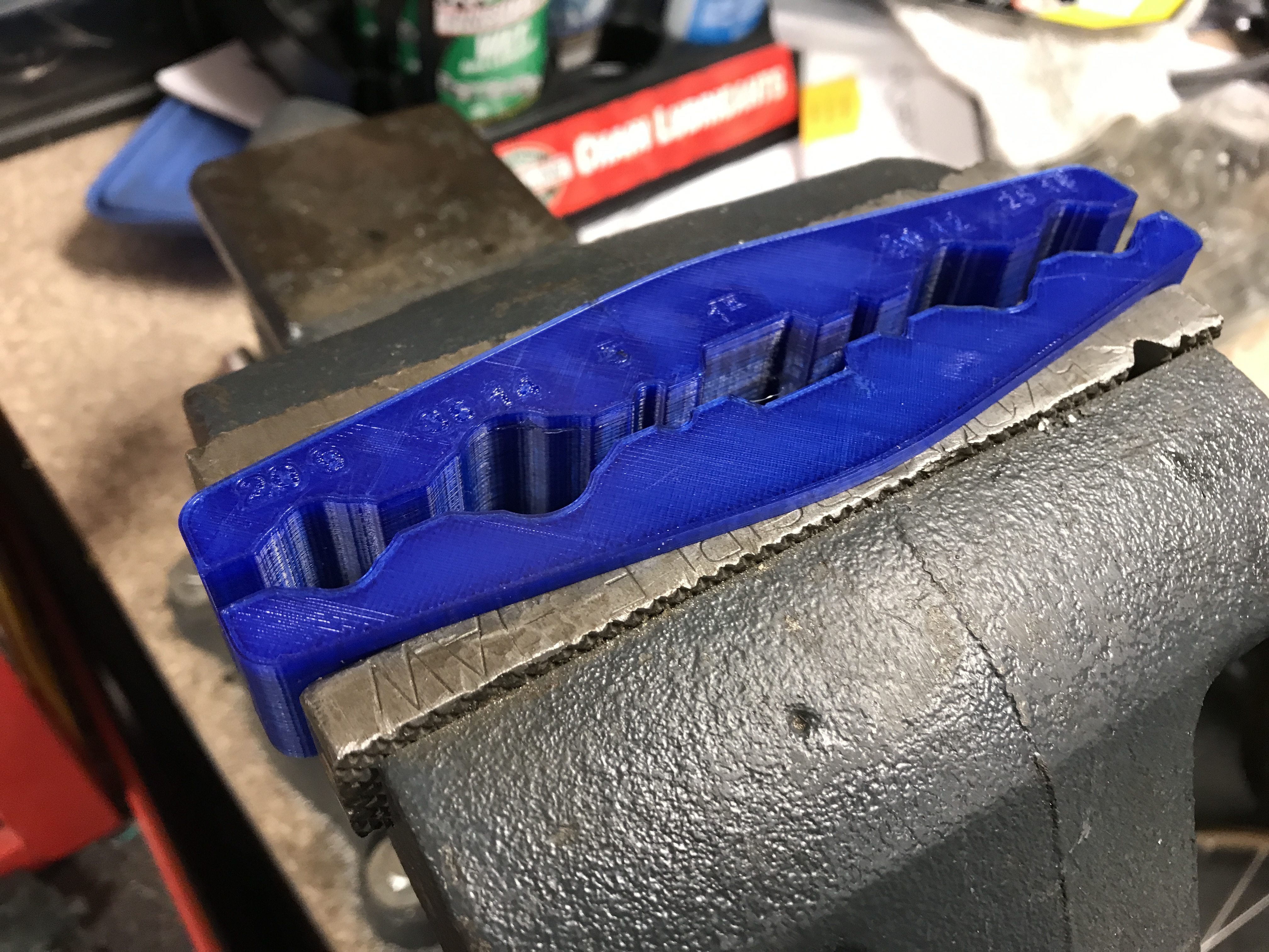 Vise jaws for bicycle maintenance